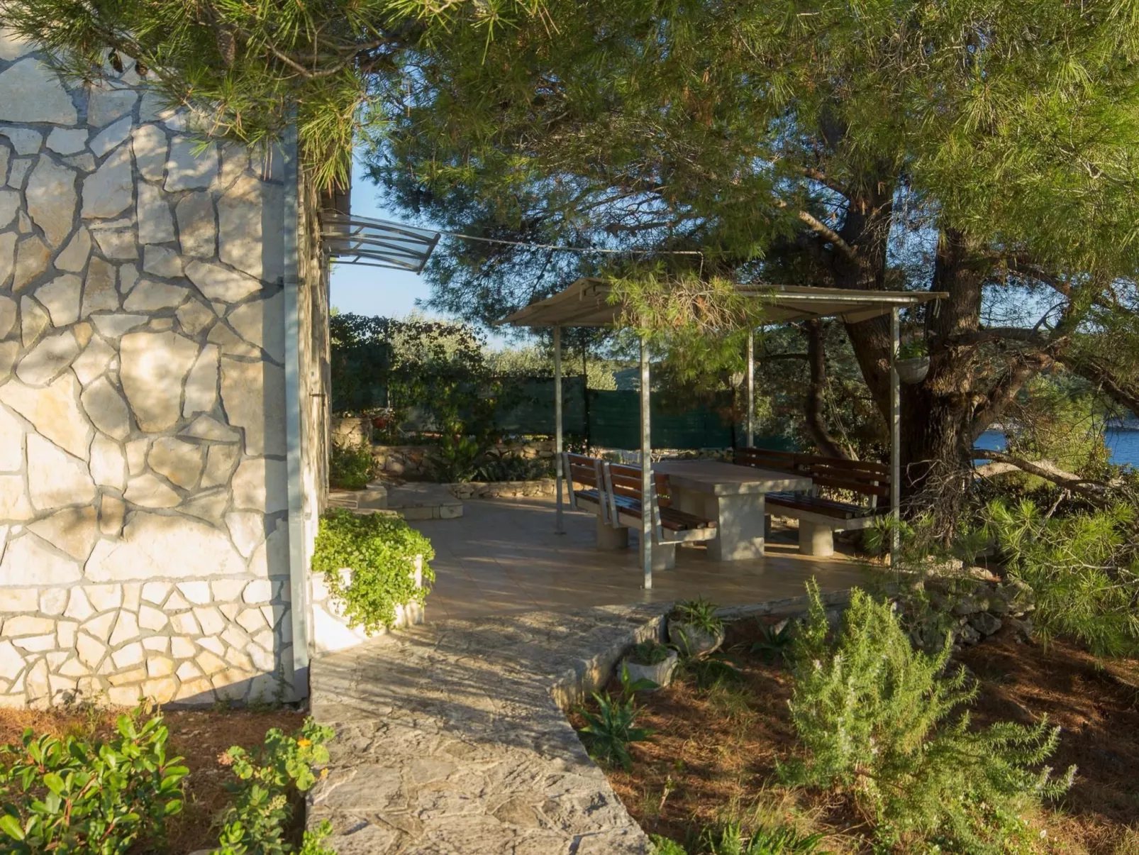 In Maslinica mit Großer Terrasse-Outside