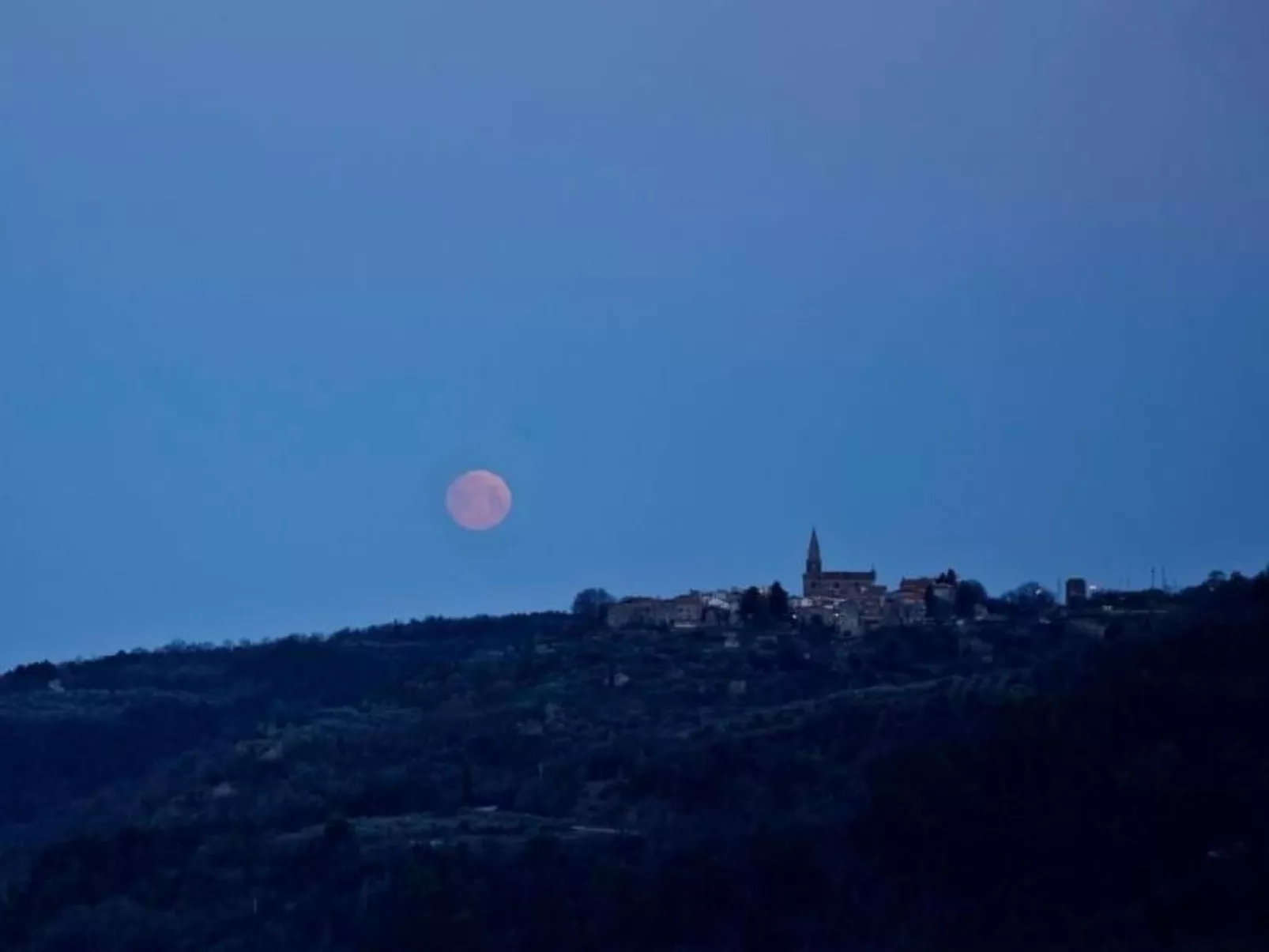 In Kostanjica mit Grill, Terrasse und Garten-Draußen