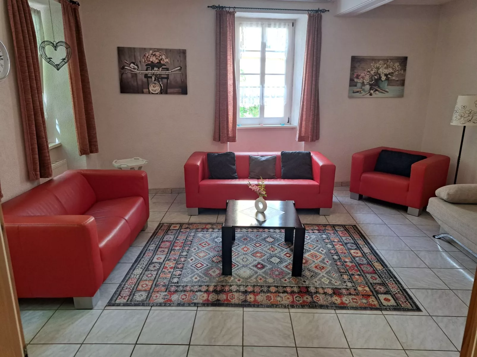 Mit Garten und Parkplatz-Drinnen