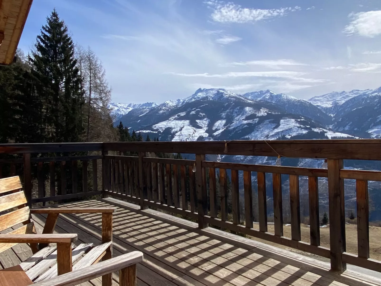 Berghütte mit Blick auf die Berge-Outside