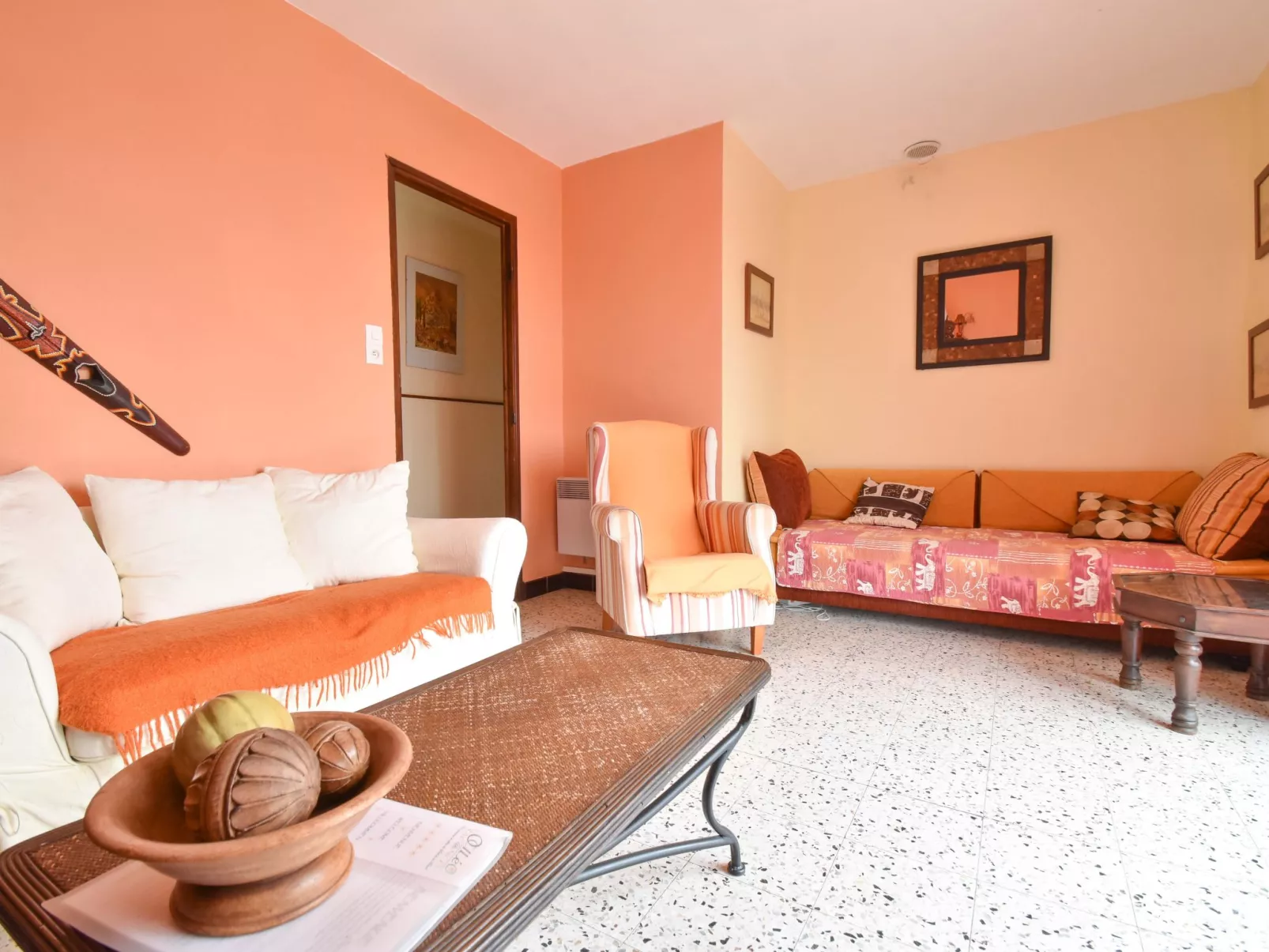 Schönes Ferienhaus mit Pool-Drinnen