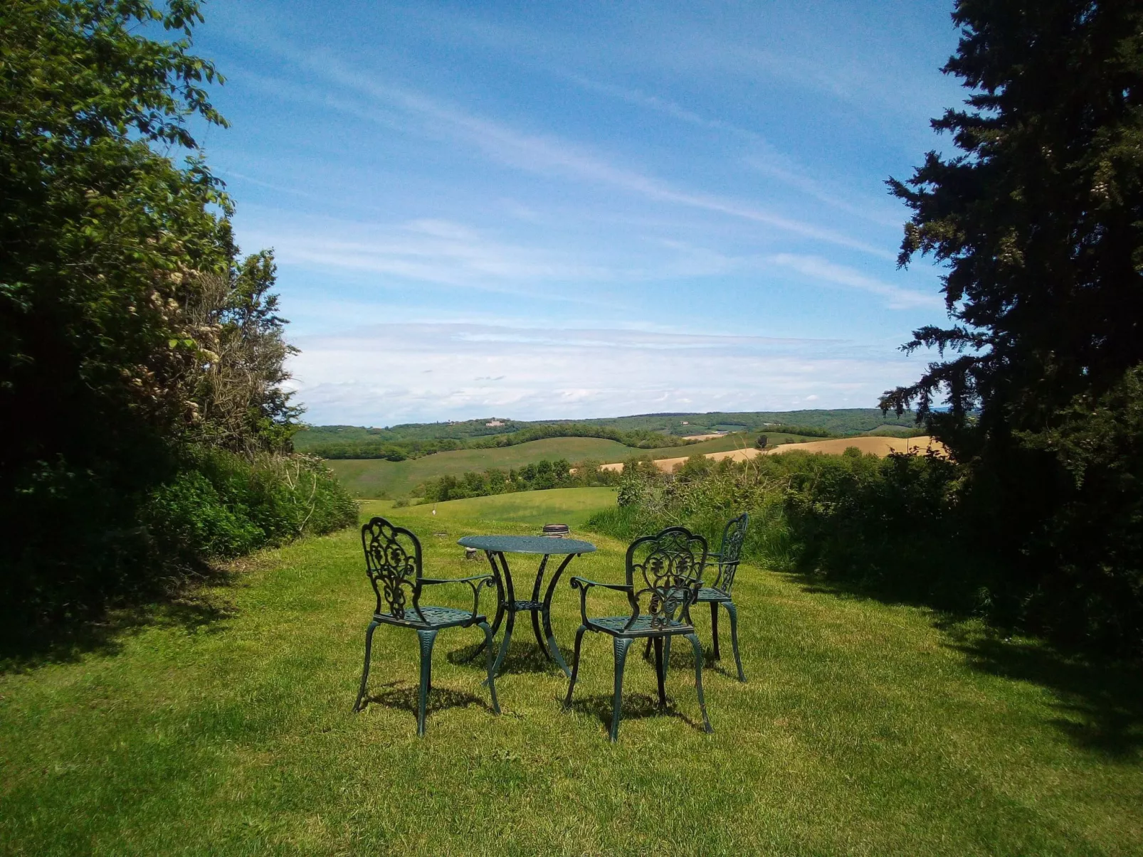 Schönes Ferienhaus mit Pool in Villautou-Draußen