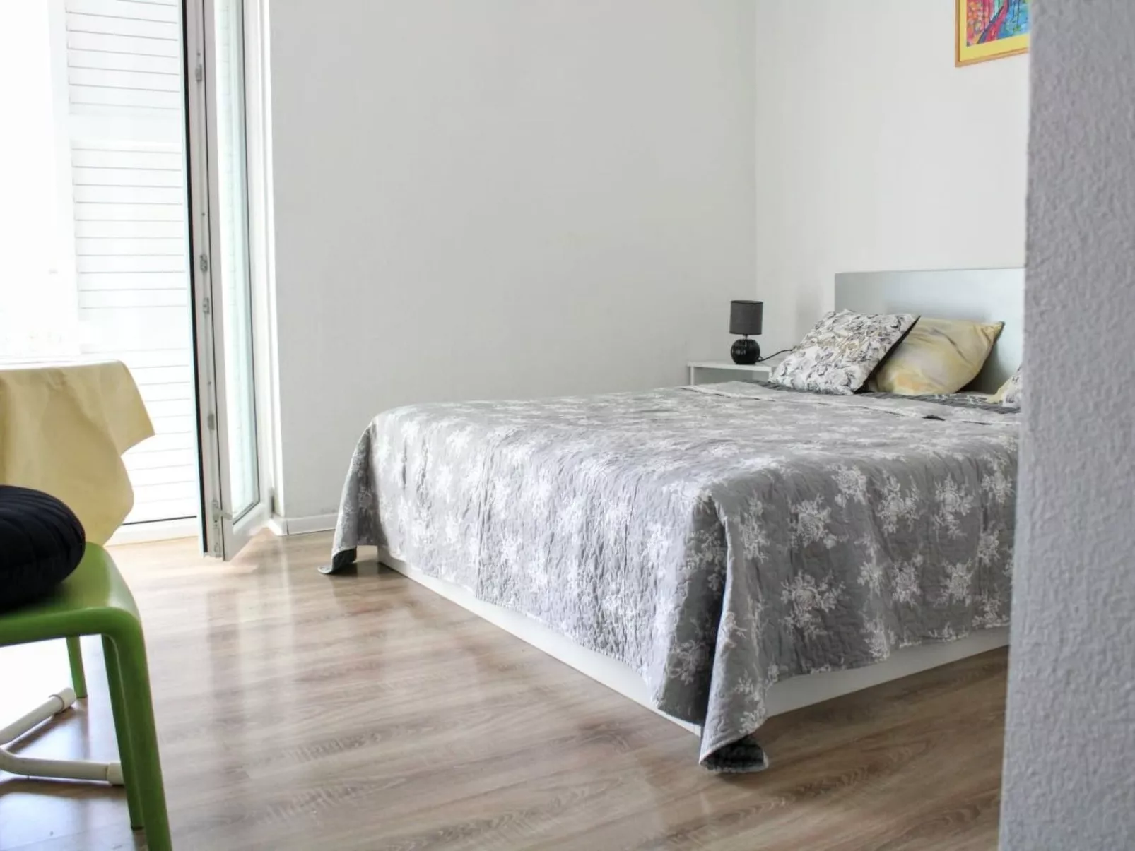 Weiße Idylle auf dem blauen Meer-Dedans