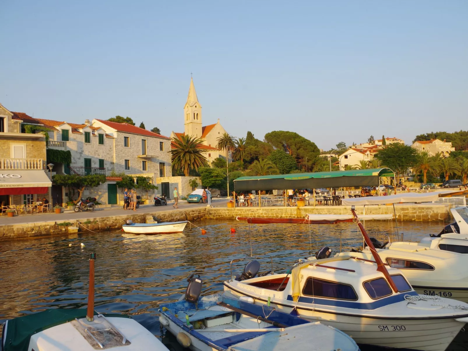 Schönes Ferienhaus mit privatem Pool-Outside