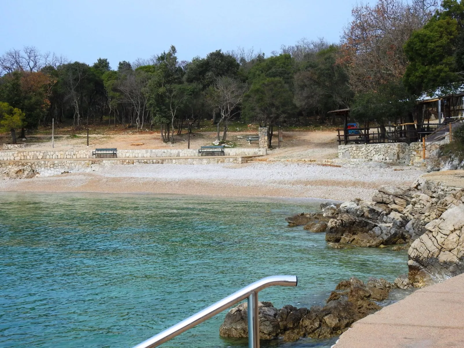 Gemütliches Ferienhaus in Pinezići mit großer Terrasse-Dehors