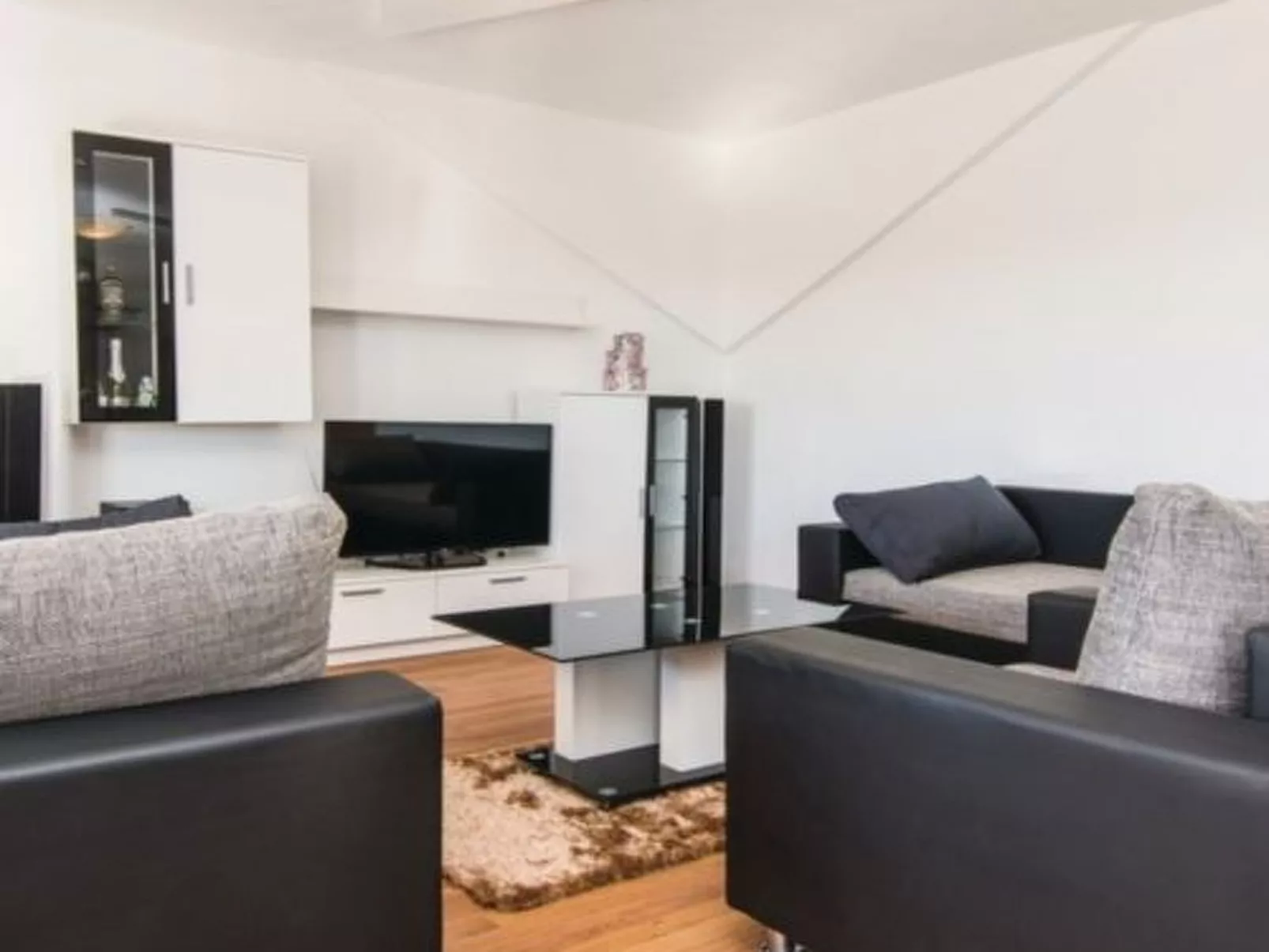 Laura mit Pool-Image-tags.info