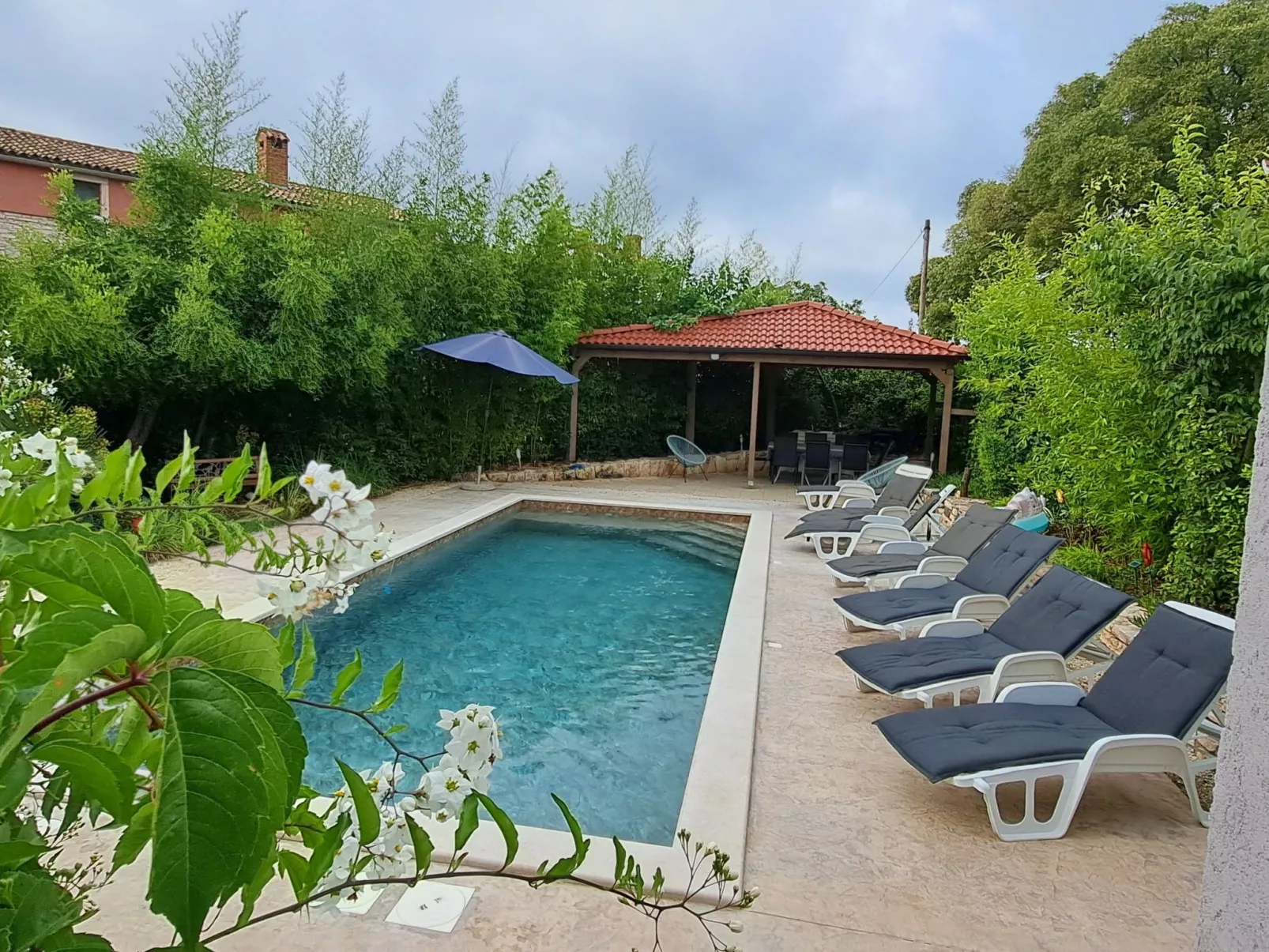 "Eti and Mia" mit Pool-Outside