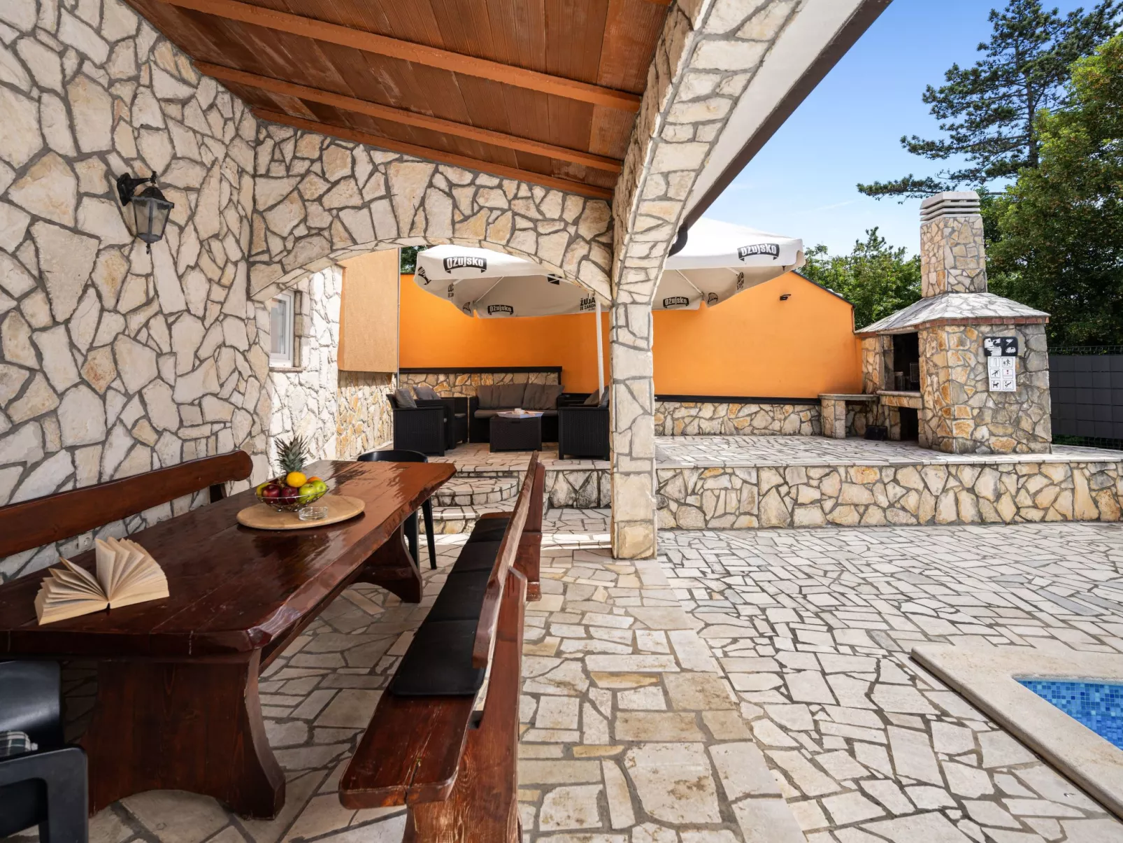 Villa Fortuna für bis zu 9 Personen und mit beheiztem Aussenpool-Outside