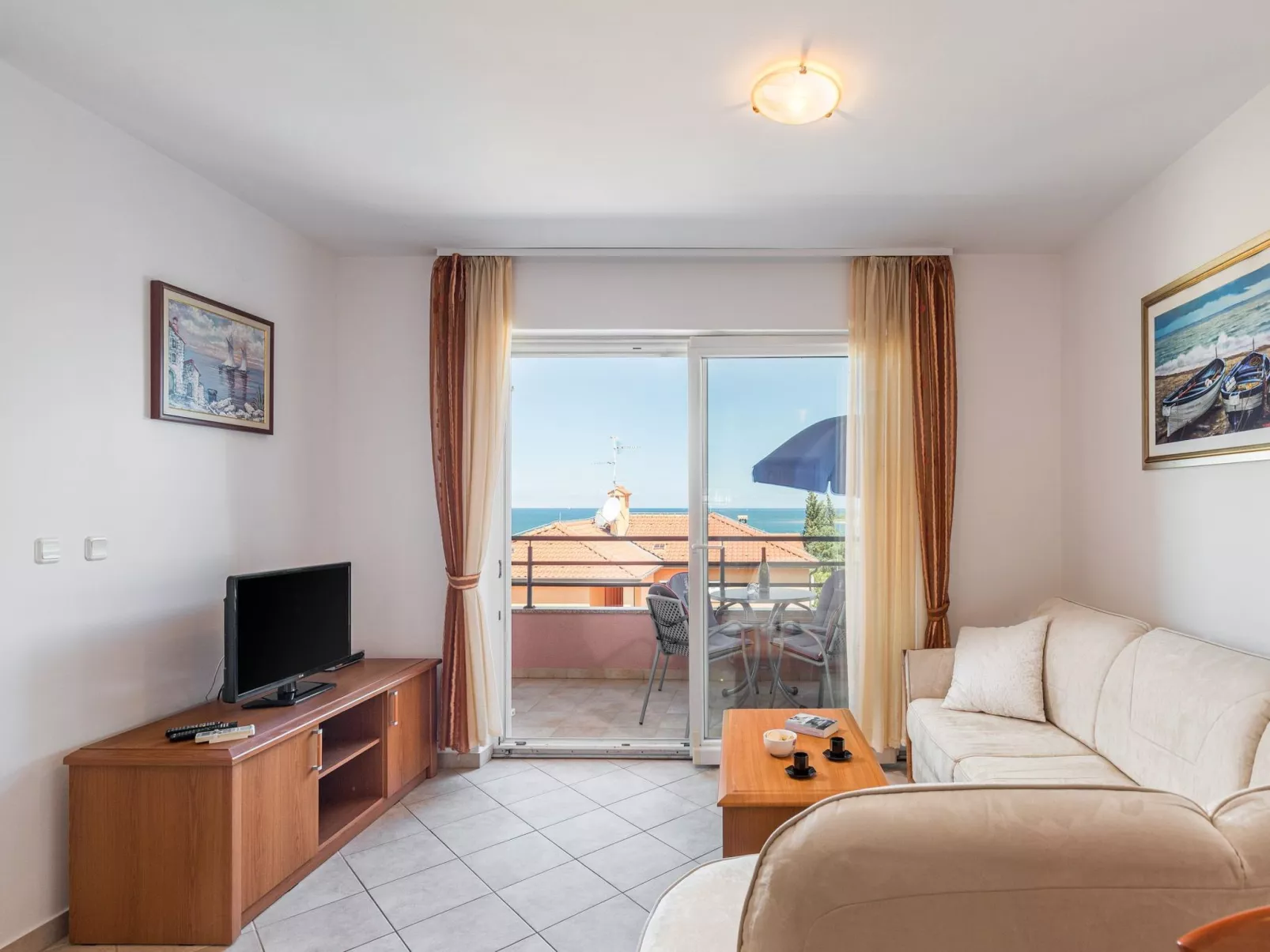 Strandnahe Ferienwohnung mit großem Garten-Drinnen