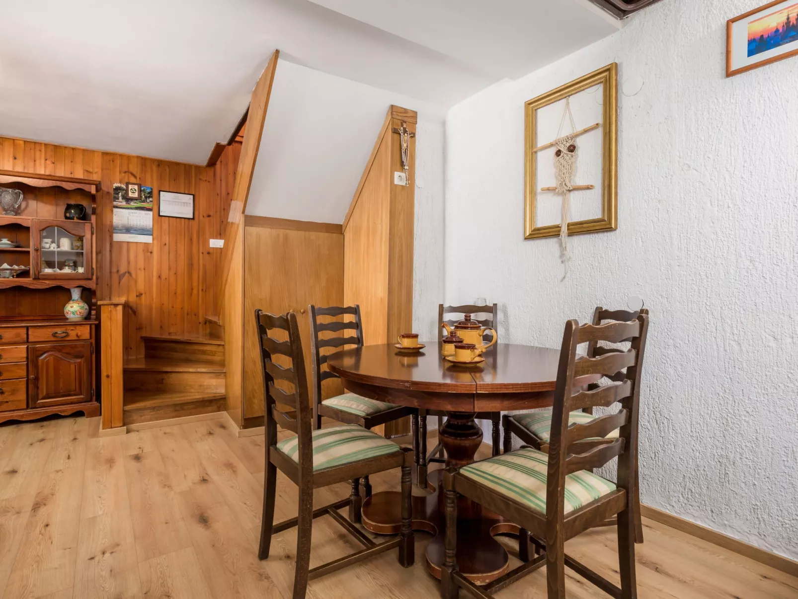 Mit großem Garten und Pool-Drinnen