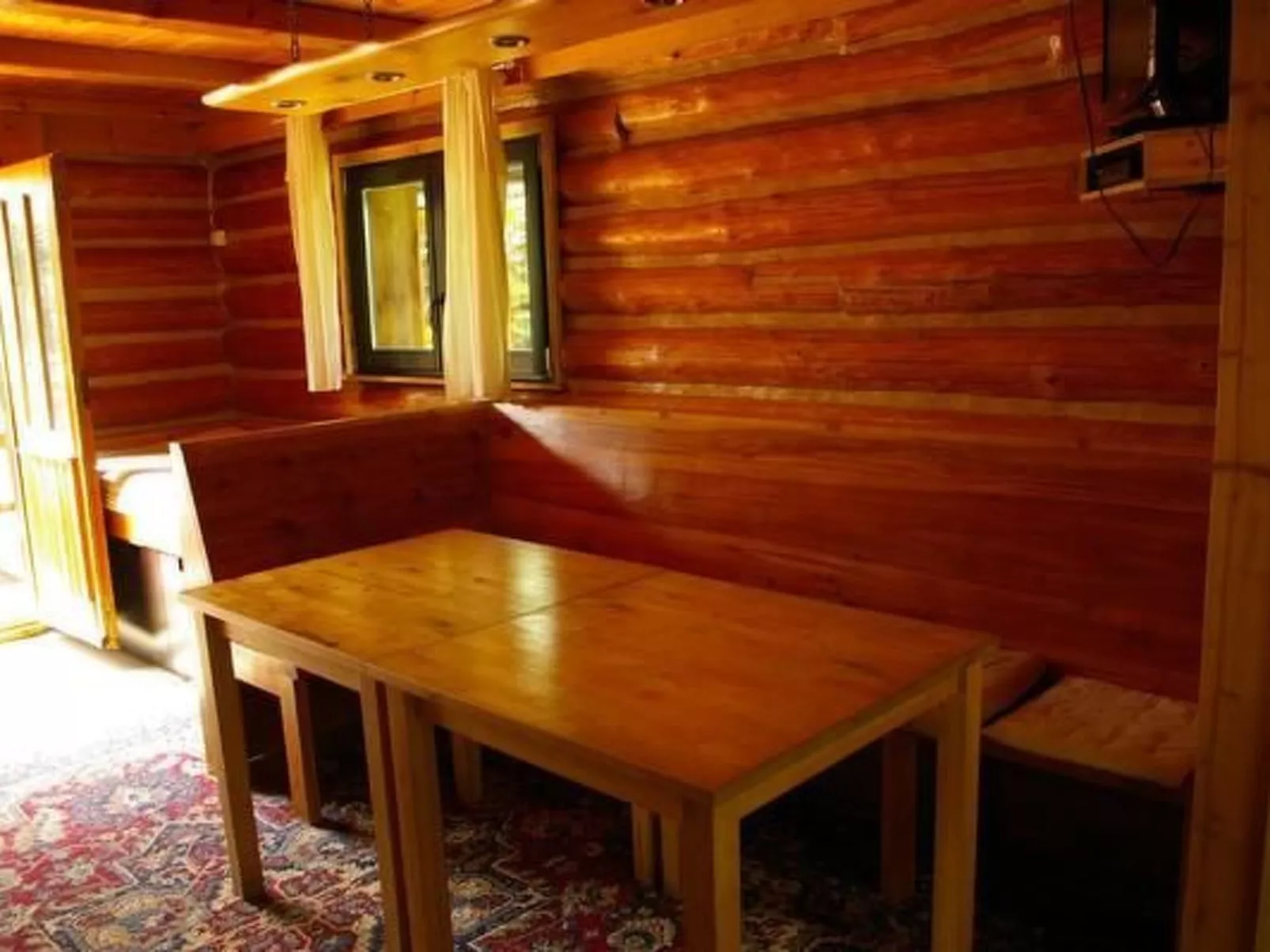 Blockhaus in Gajówka mit Kaminofen-Dedans