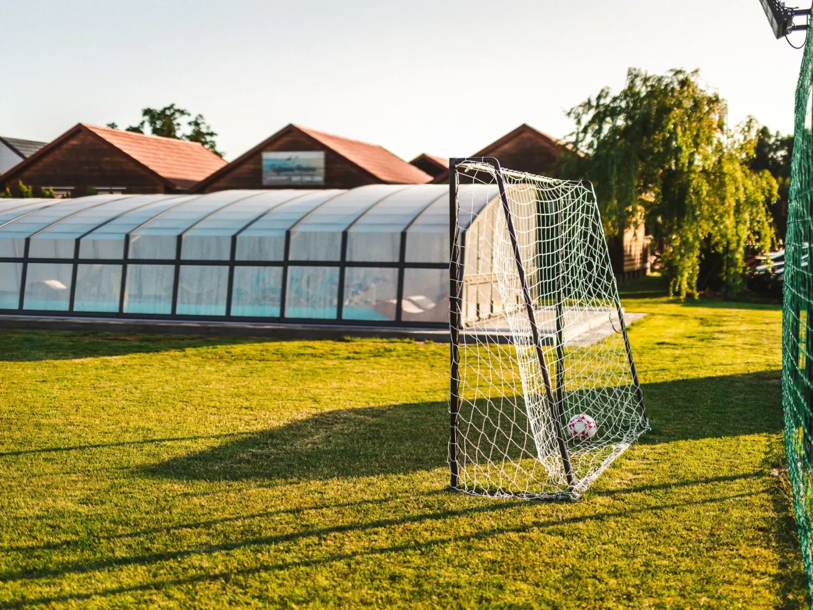 Mit Schwimmbad-Draußen