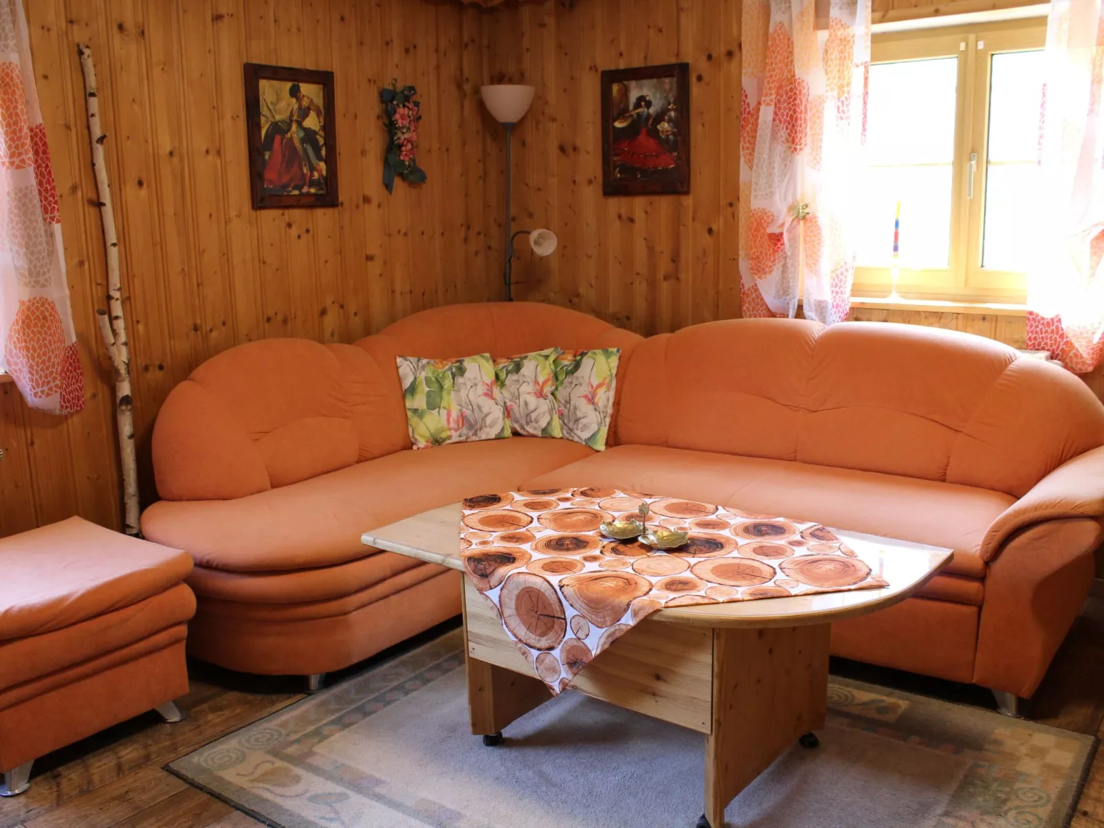 Mit Kaminofen, Fitnessraum und Sauna-Drinnen