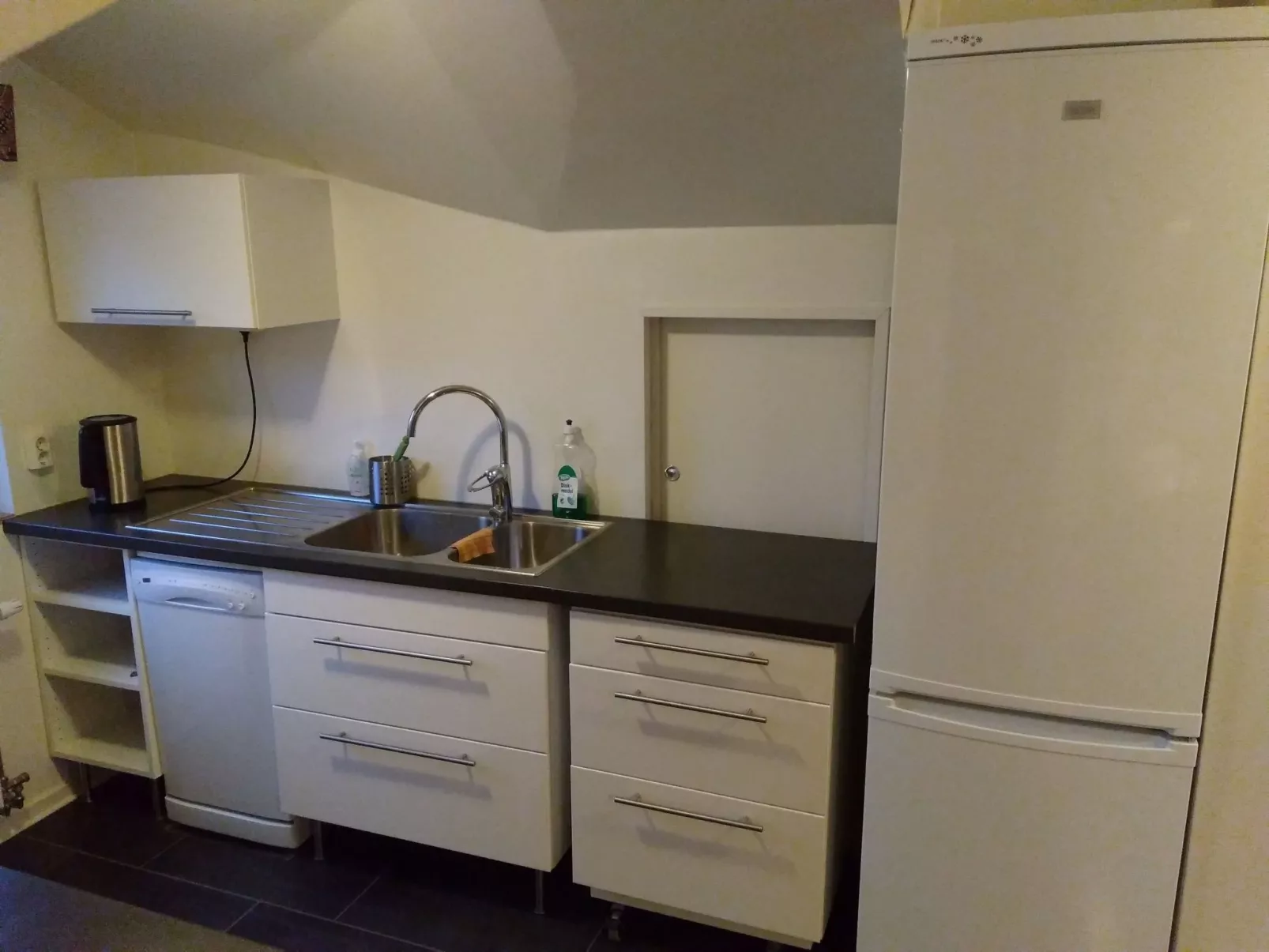 Mit Blick auf das Wasser-Dedans