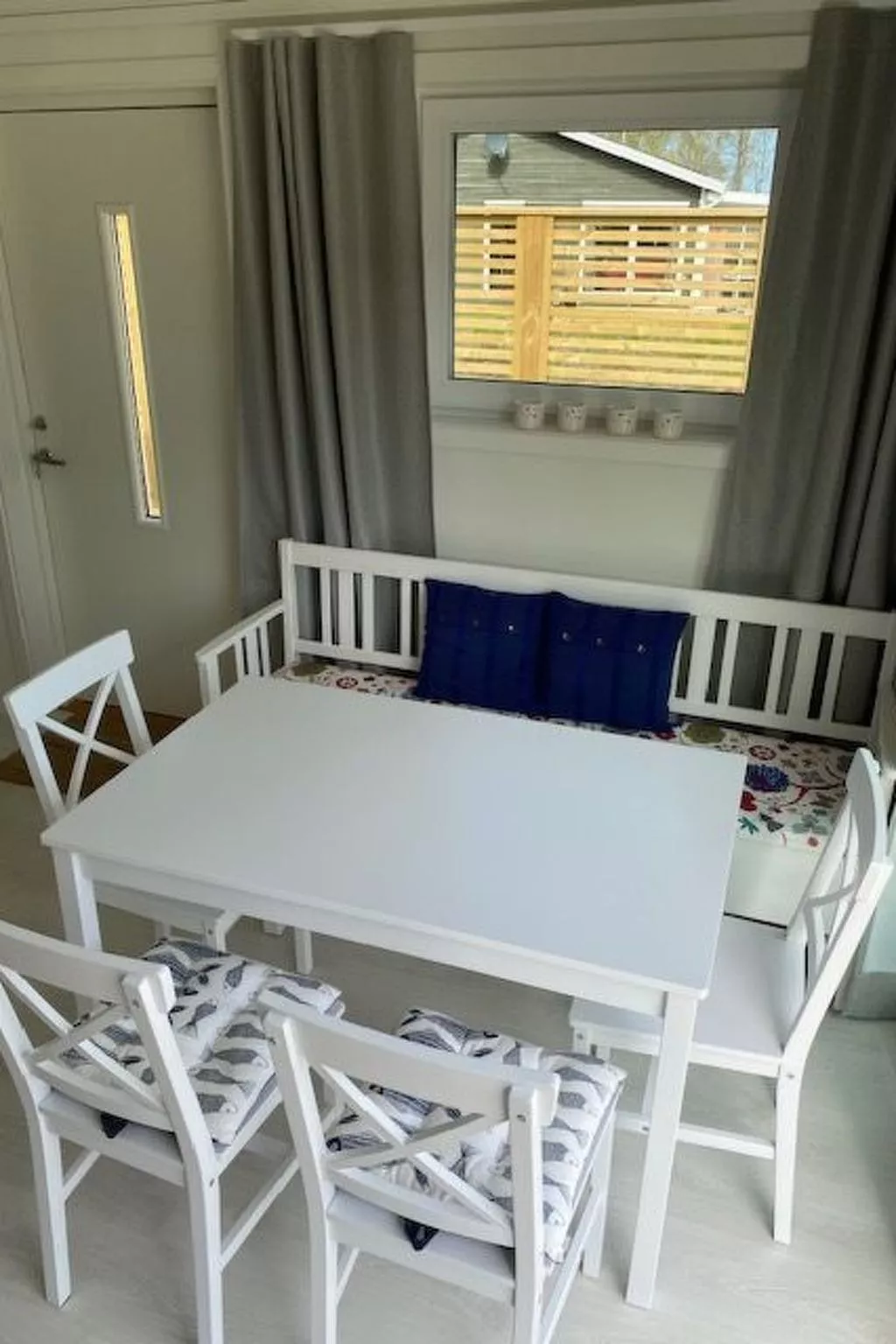 Ein  kleines Holzhaus-Dehors