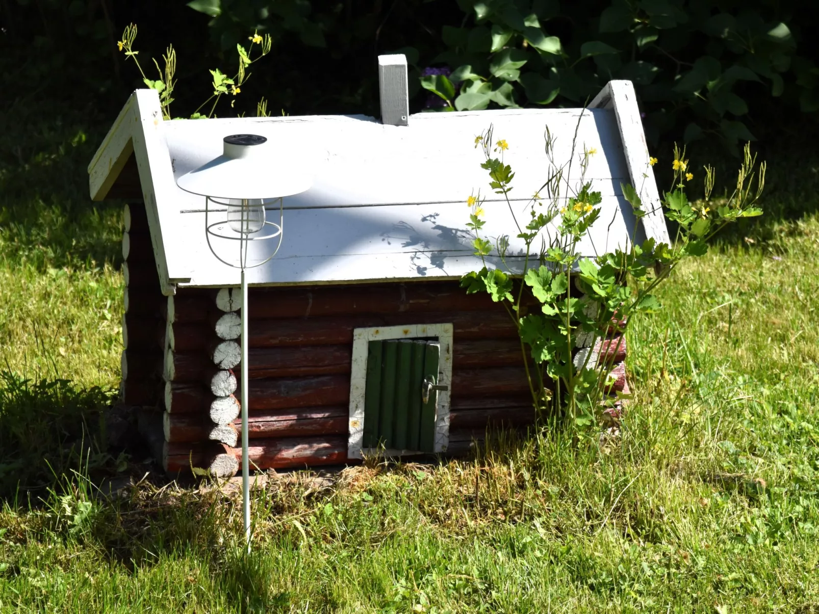 Typisch schwedisches Ferienhaus mit Garten-Dehors