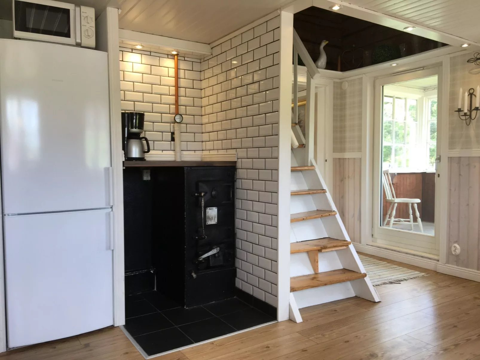 Charmantes Holzhaus mit eigenem Ruderboot-Drinnen