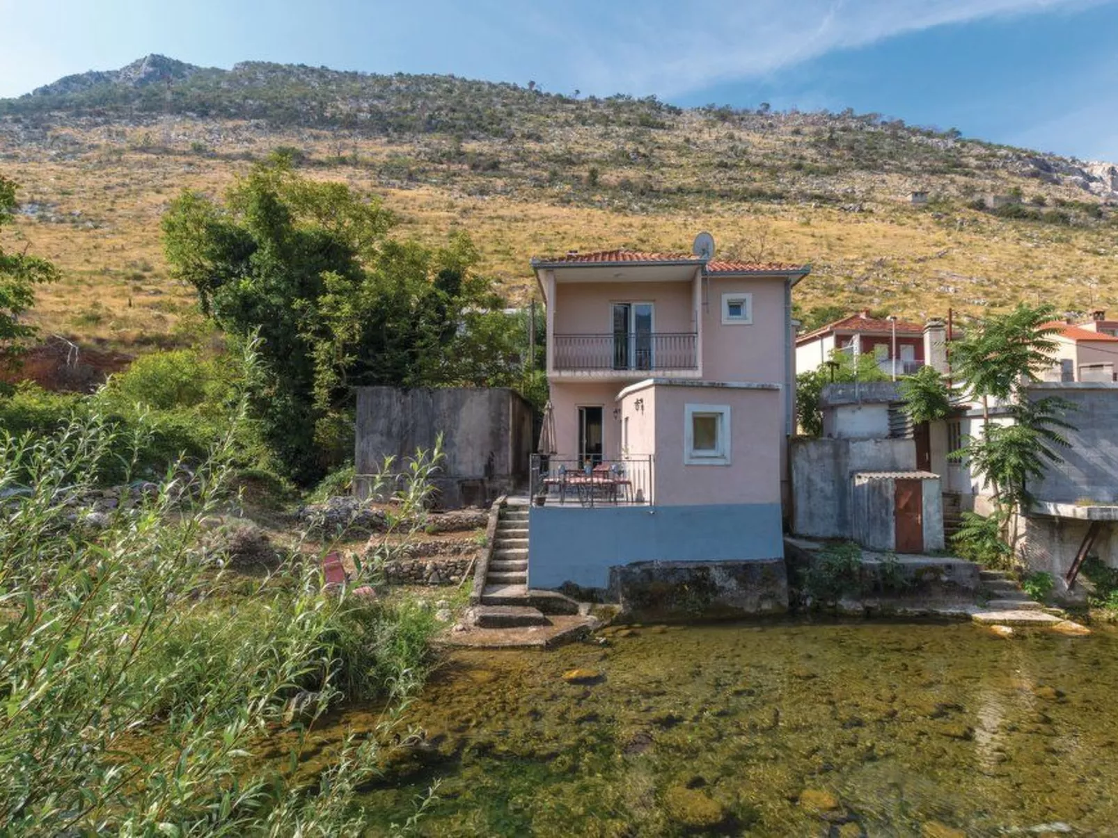 Žrnovnica, Entspannung am Flussufer-Draußen