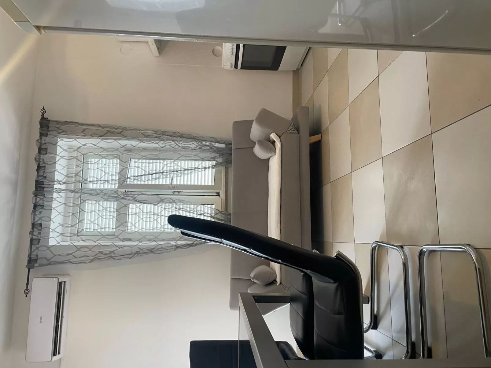 Mit Blick auf das Wasser-Drinnen