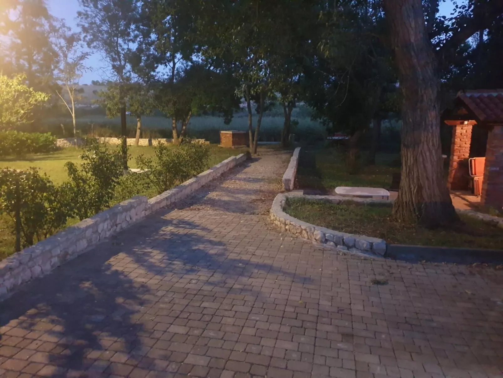 Am Fluss gelegenes Haus mit Galerieschlafplätzen-Dehors