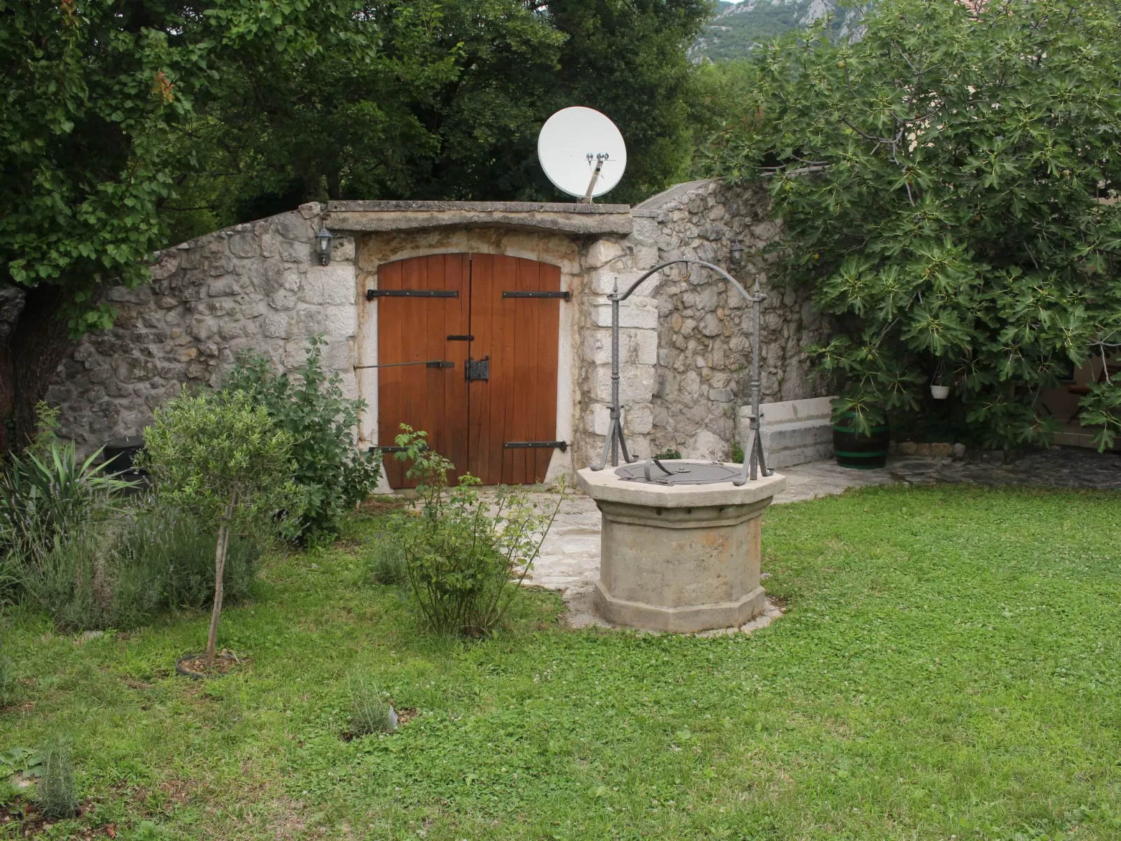Geräumige Villa mit drei Schlafzimmern und einem ruhigen Garten-Outside
