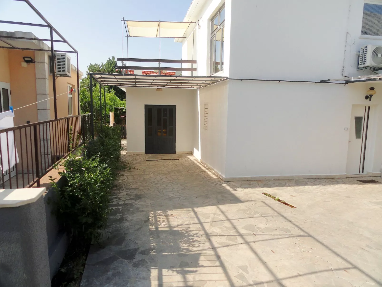 Karmen auf zwei Ebenen mit Garten-Outside