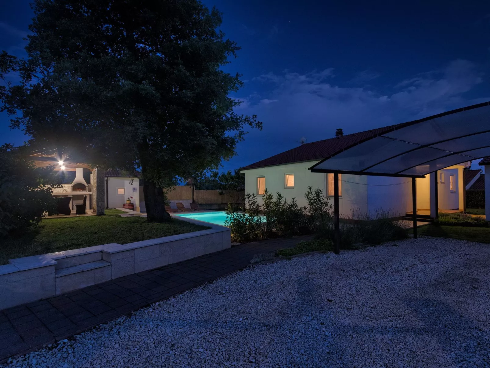 Haus Daniela mit überdachter Terrasse und Pool-Draußen