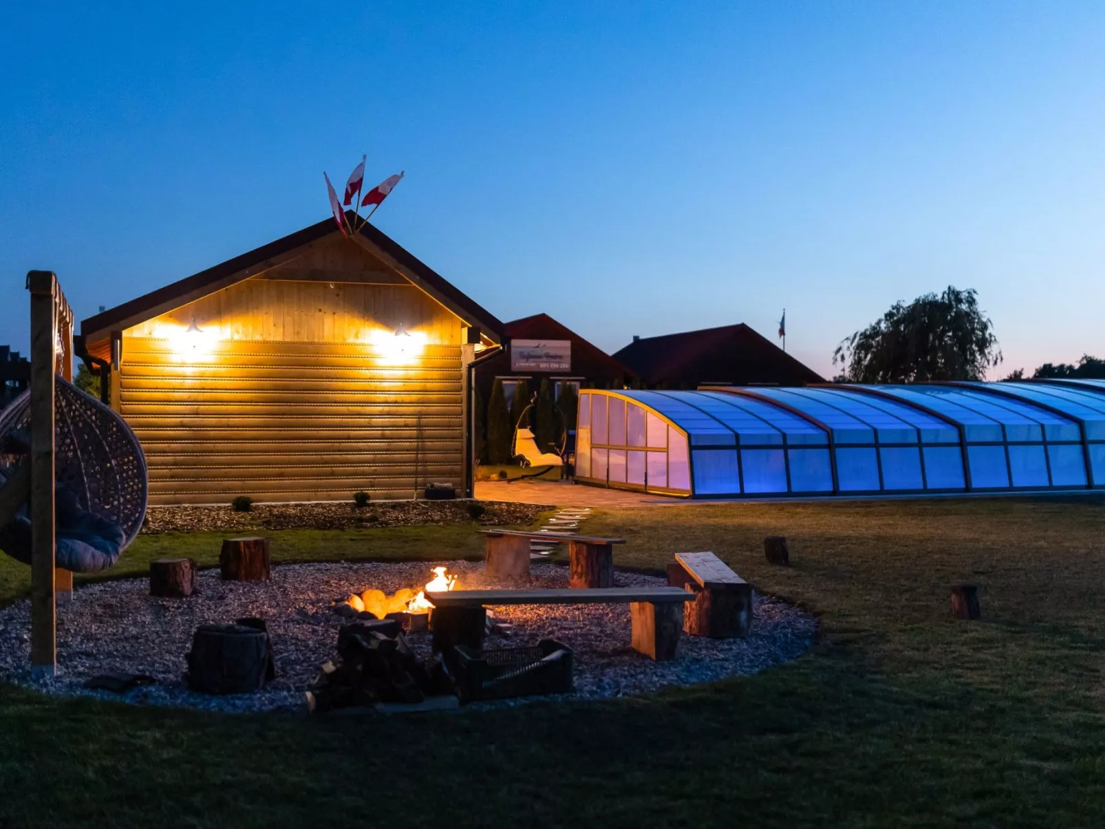 Mit gemeinschaftlichem Pool-Dehors