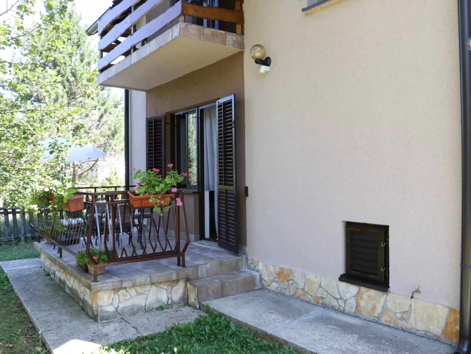 Mit Garten, Grill und Terrasse-Outside