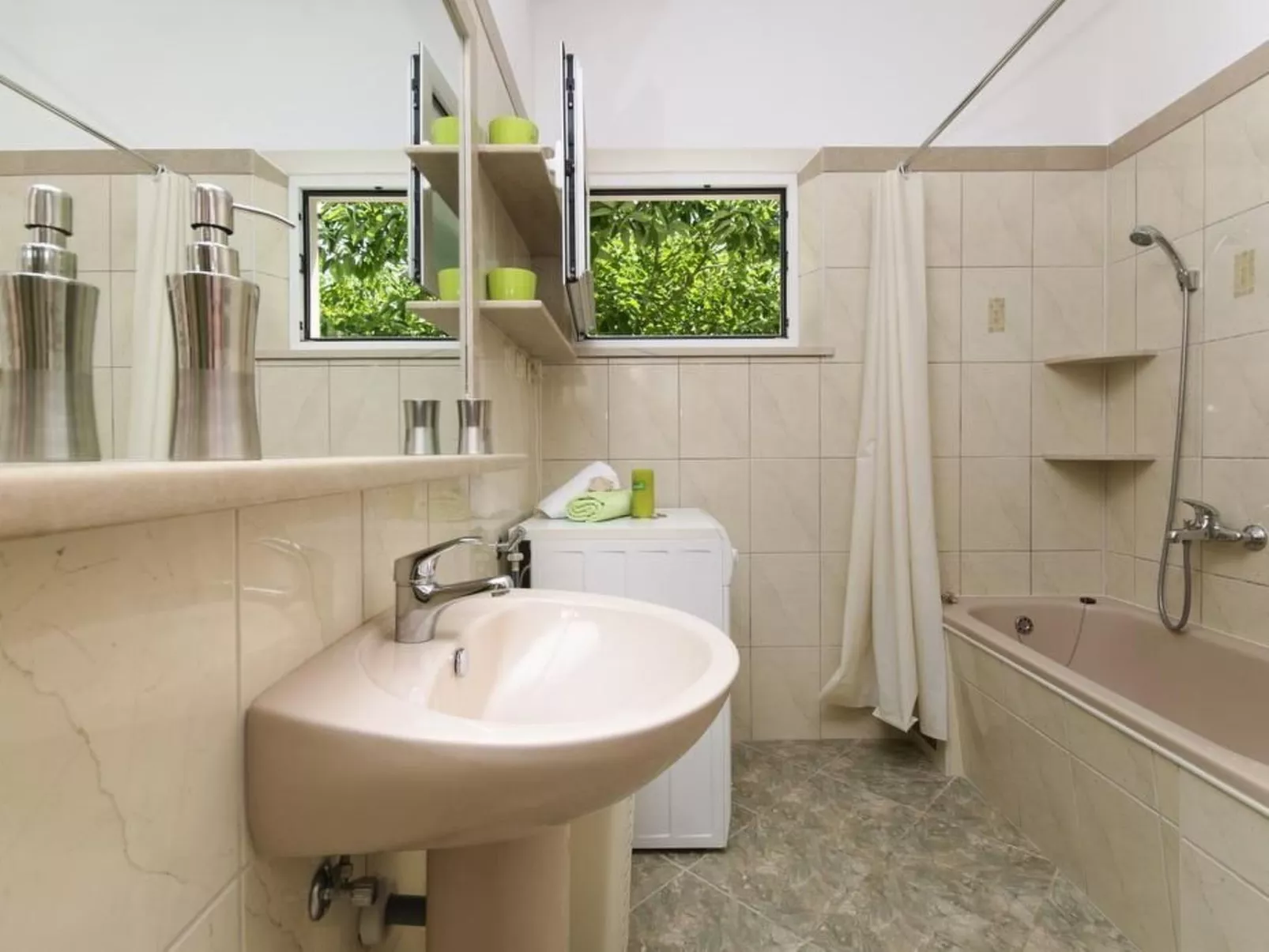 Ferienvilla "Lucian" mit Blick auf das Wasser-Drinnen