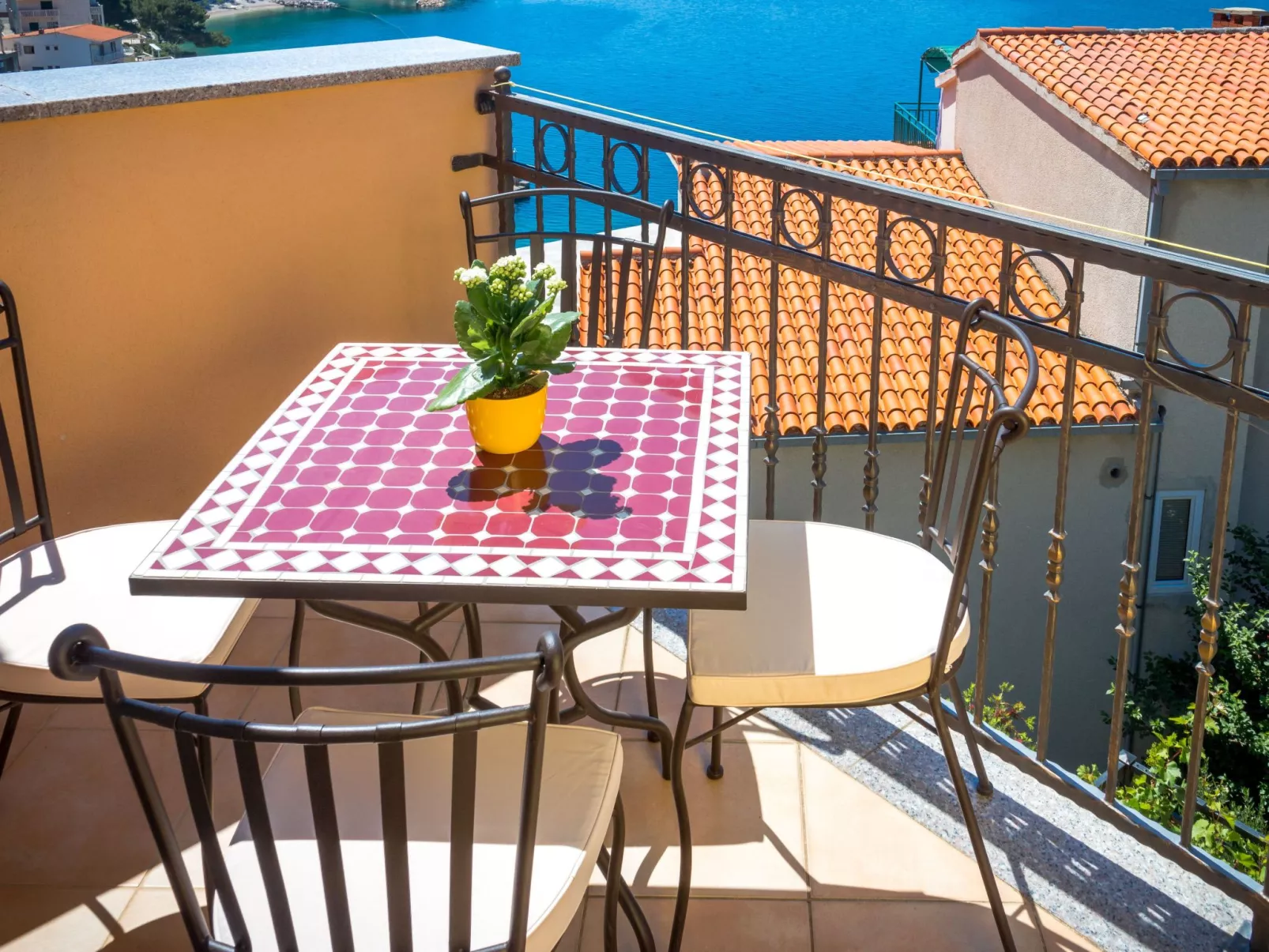 Wohnung im zweiten Stock mit Balkonen-Dehors