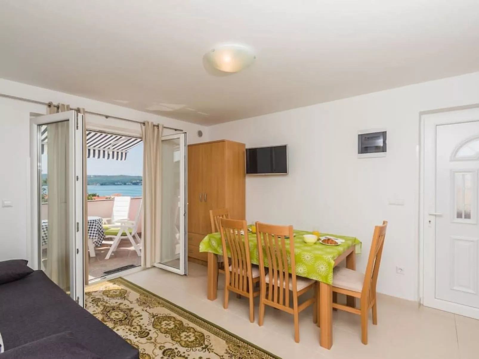 Große Wohnung in Klimno mit Möbliertem Balkon-Dedans