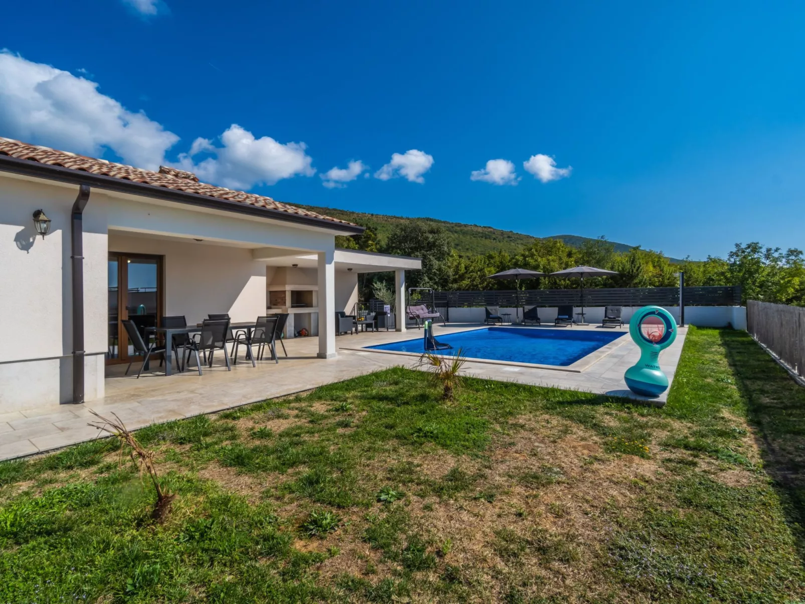 Elegantes Escape mit Pool und Panoramablick-Image-tags.info