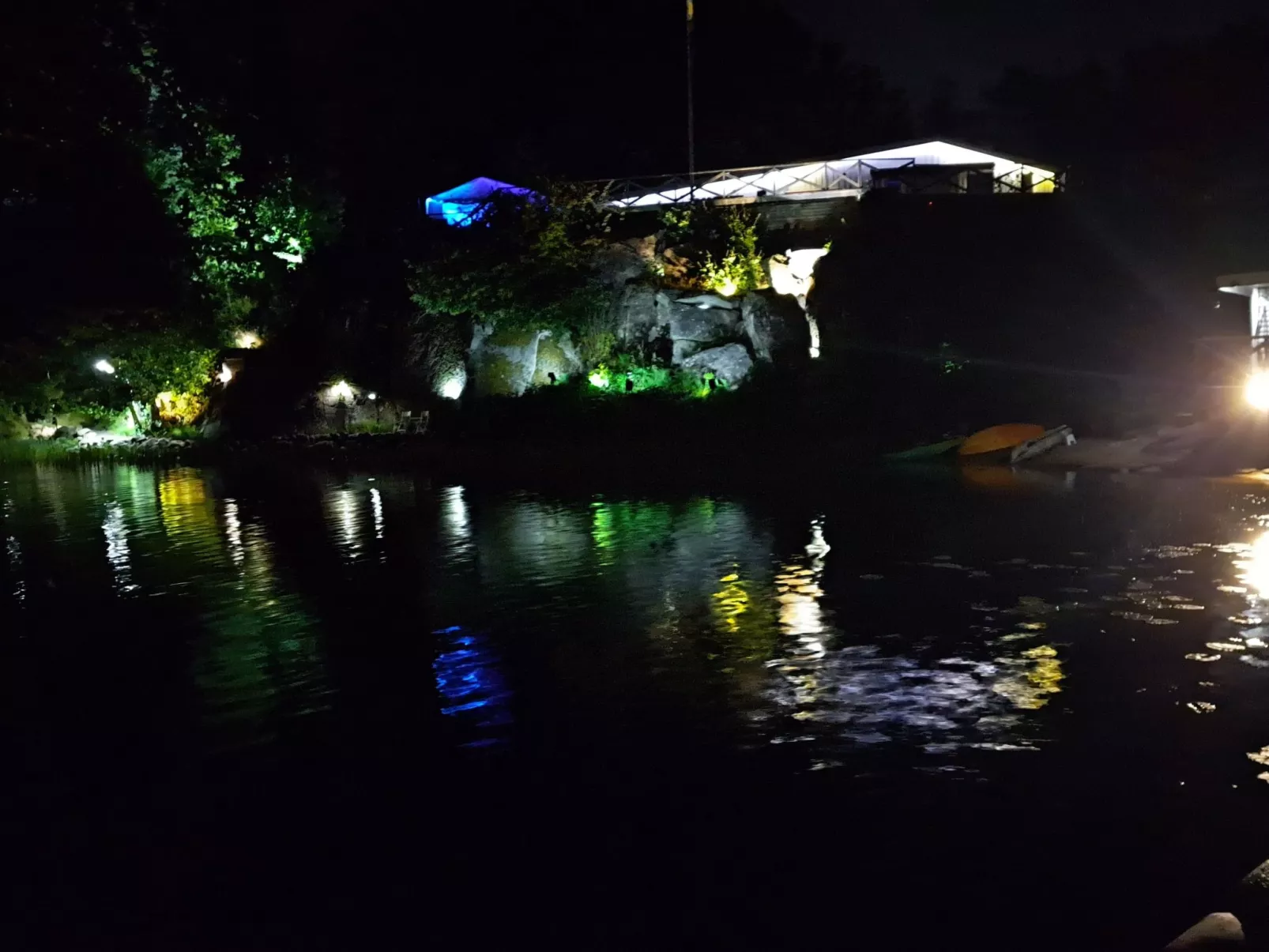 Schwedisches Glück, zwischen Wäldern und einem See-Outside