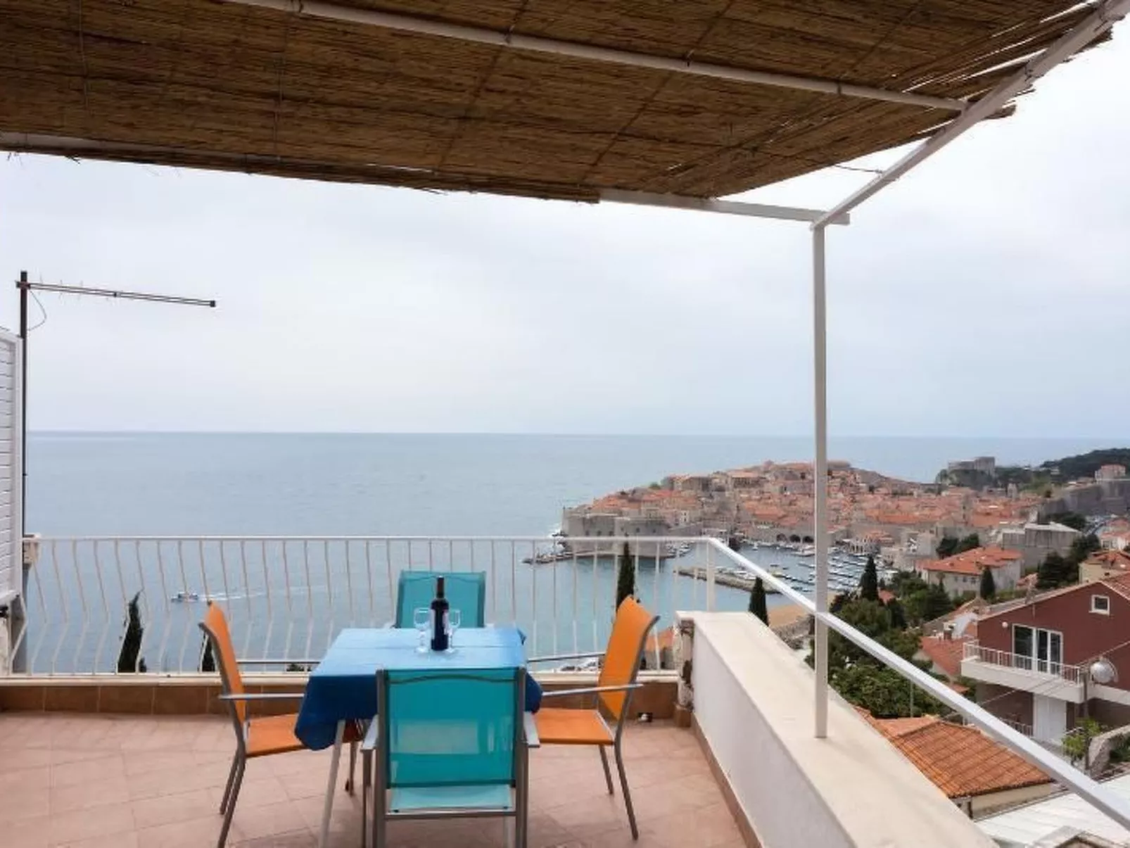 Mit Terrasse, in der Nähe des Strandes und des Zentrums, über den Dächern von D-Image-tags.info