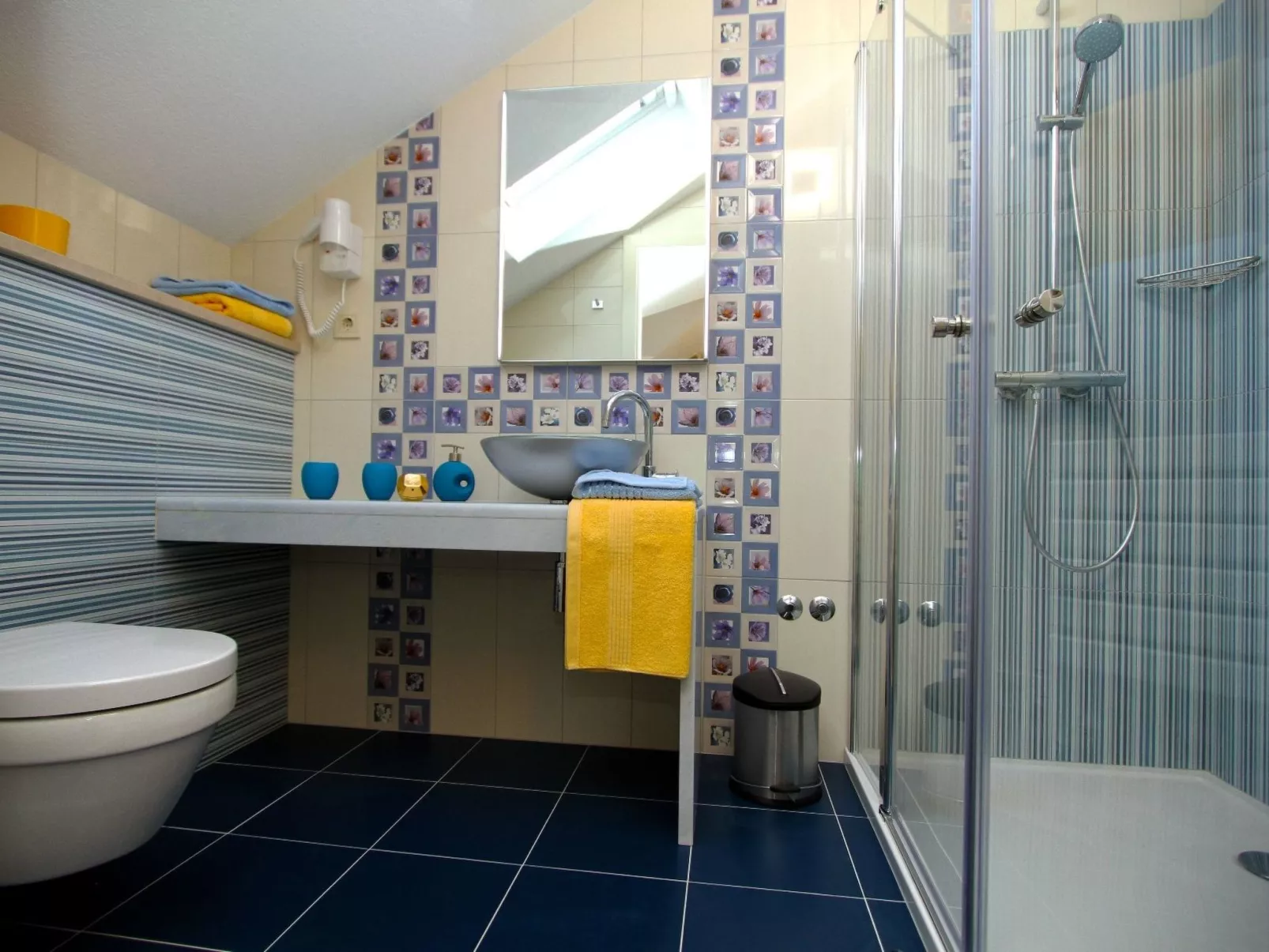 In Bol mit privatem Parkplatz-Drinnen