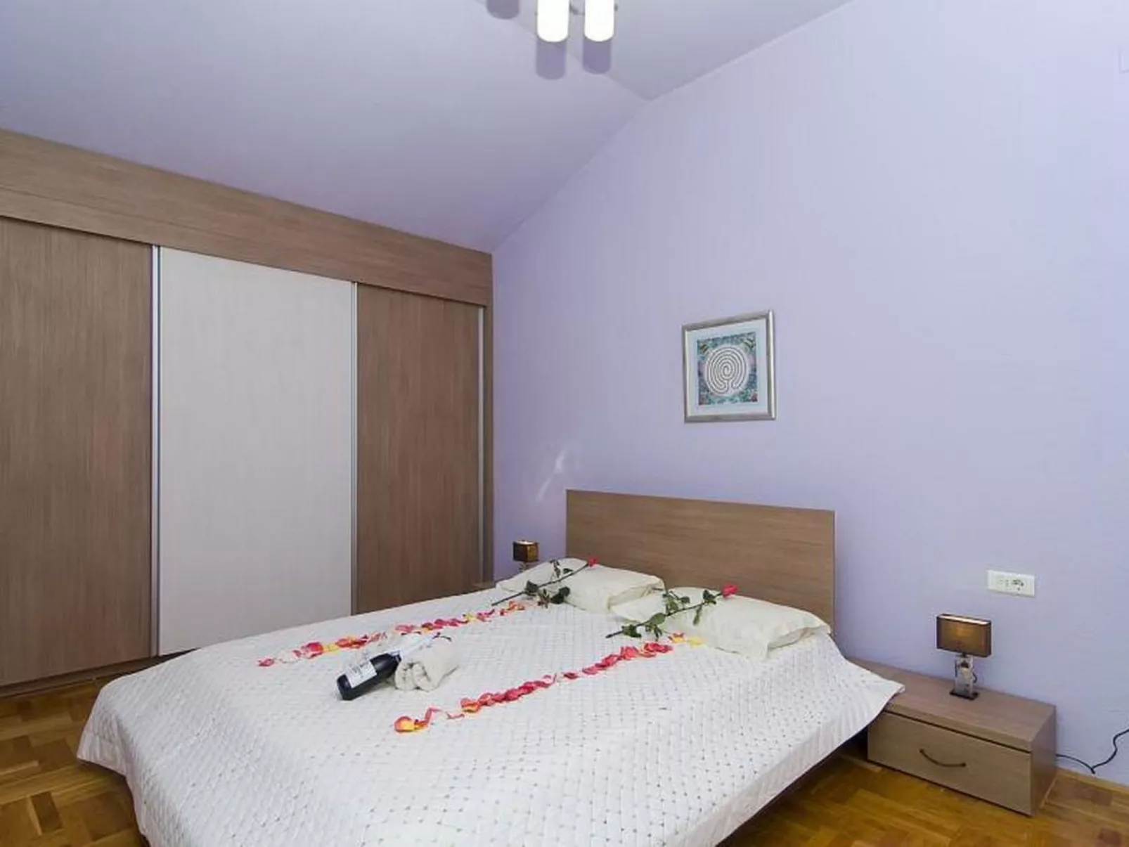 Mit Privatparkplatz-Drinnen