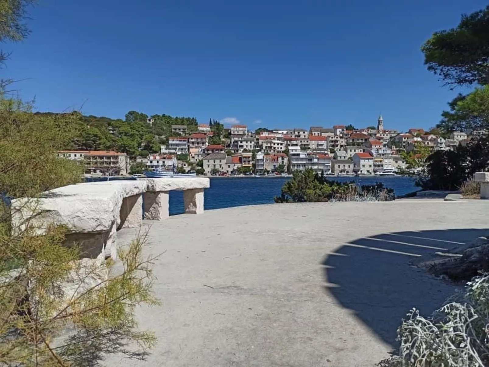 Hütte "Moj mir" mit Blick auf das Wasser-Image-tags.info