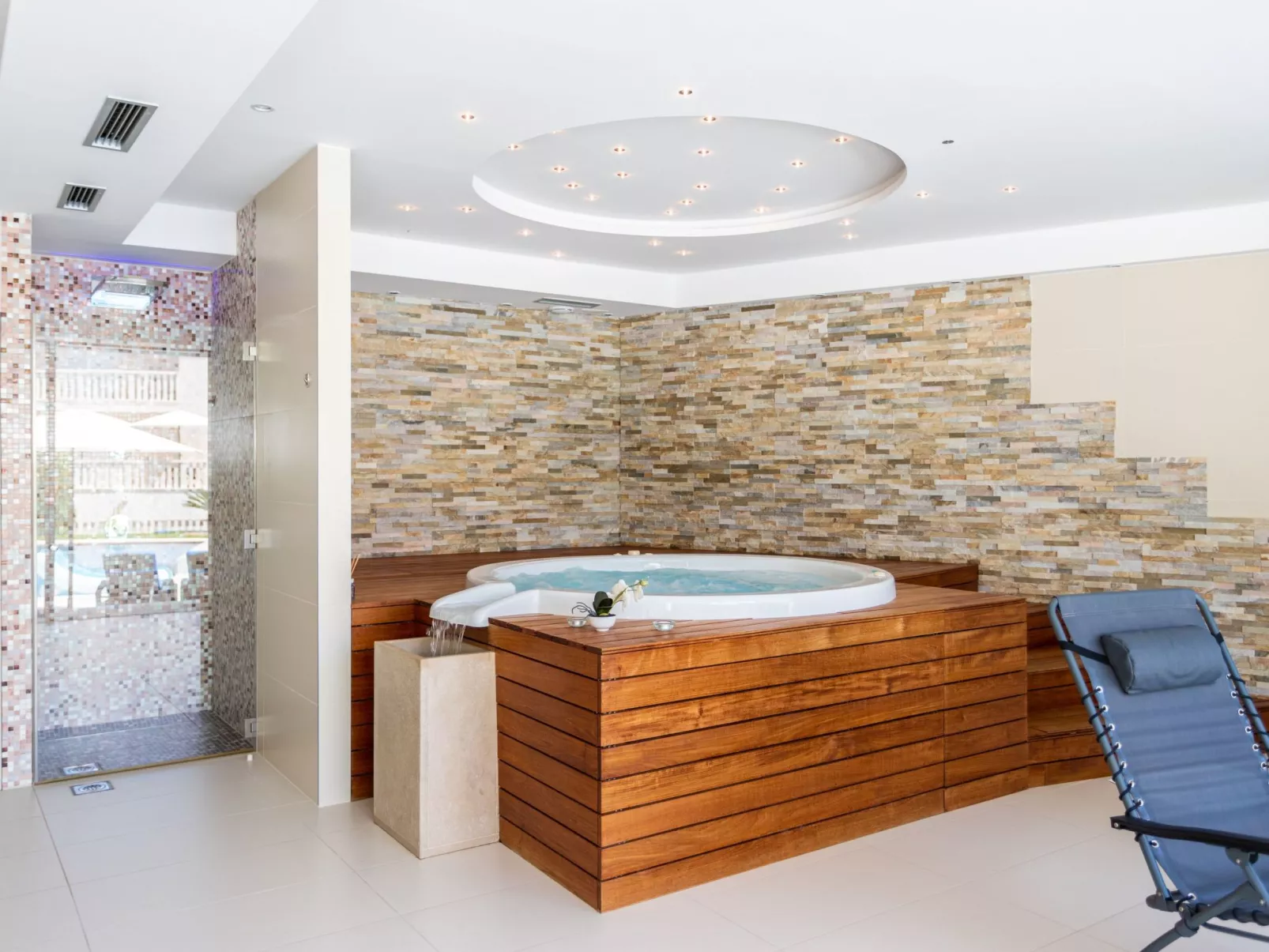 Große Ferienwohnung mit Pool, Garten und Terrasse-Inside