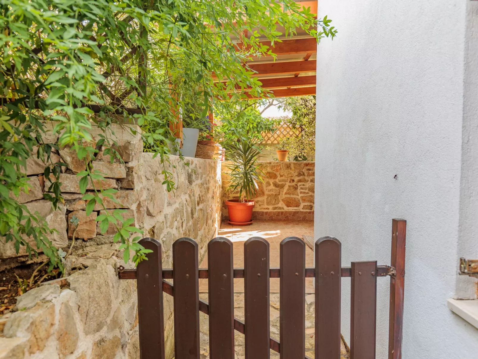 Traditionelles Steinhaus am Meer in Preko-Draußen