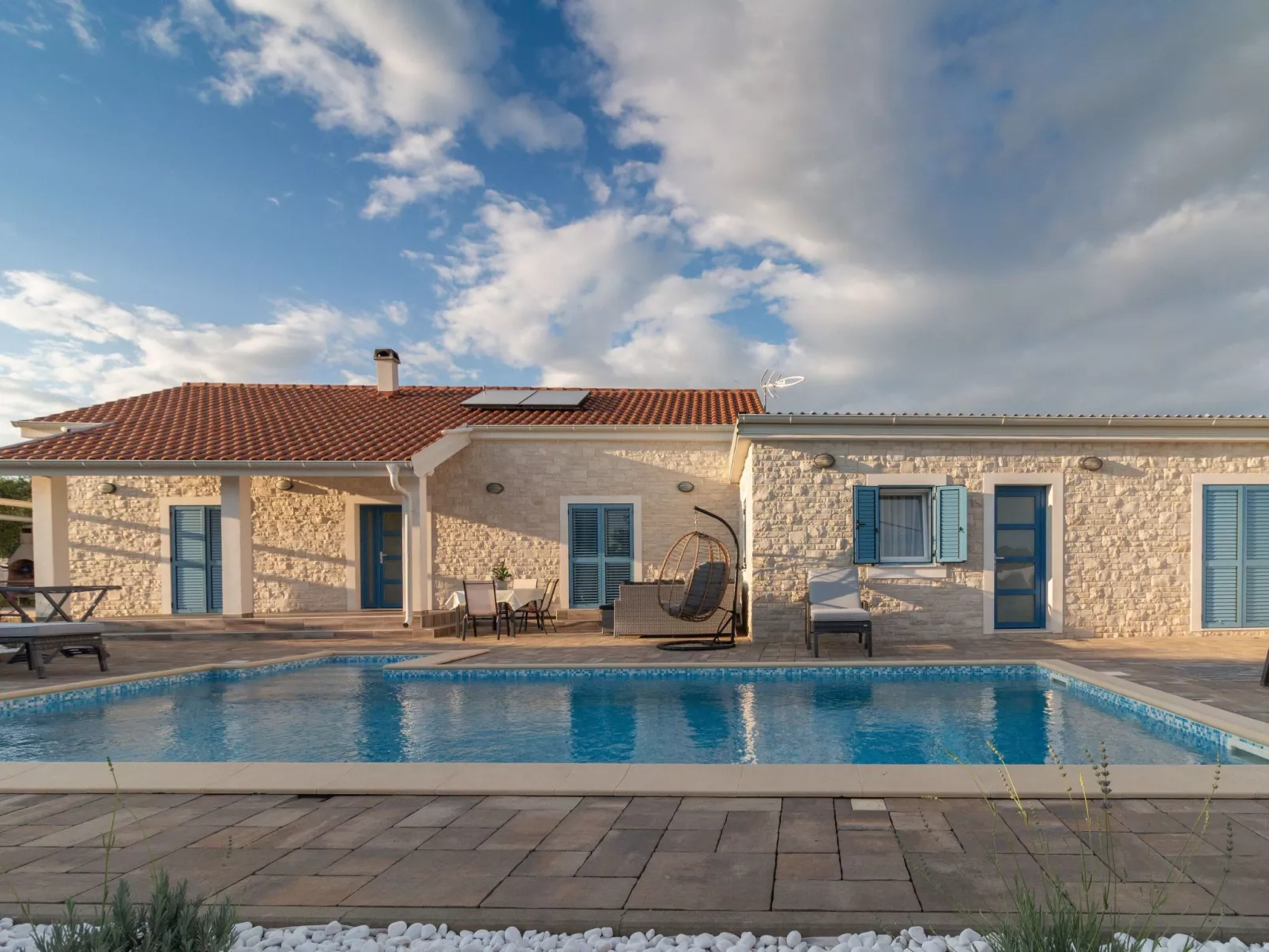 Villa mit Garten, Grill und Terrasse-Draußen