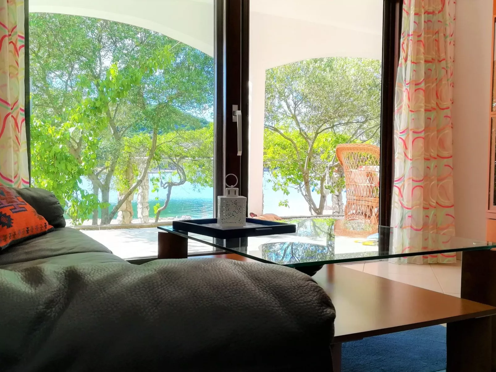 Anwesen mit Blick auf das Wasser-Image-tags.info