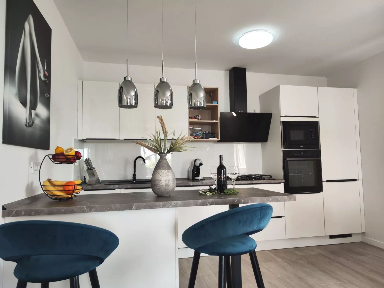 Mit Blick auf das Wasser-Drinnen