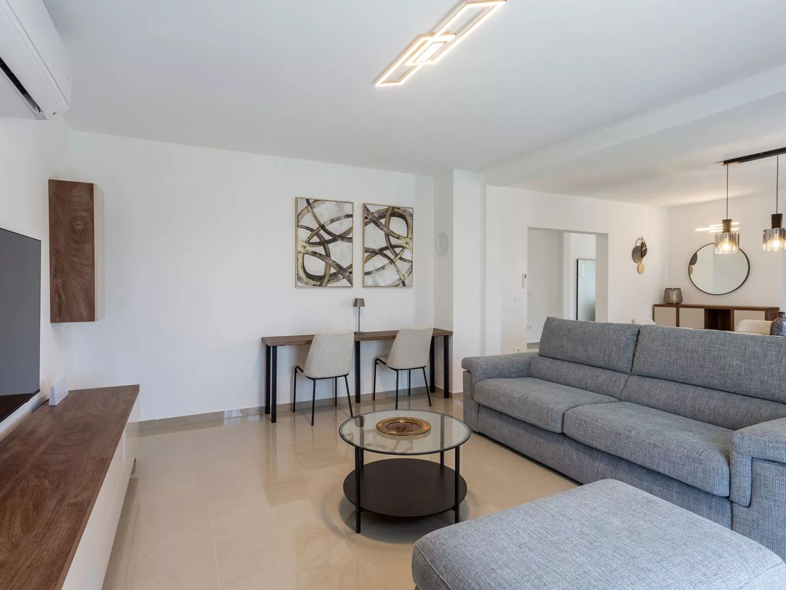 "Luxuriöse App. mit Pool"-Drinnen