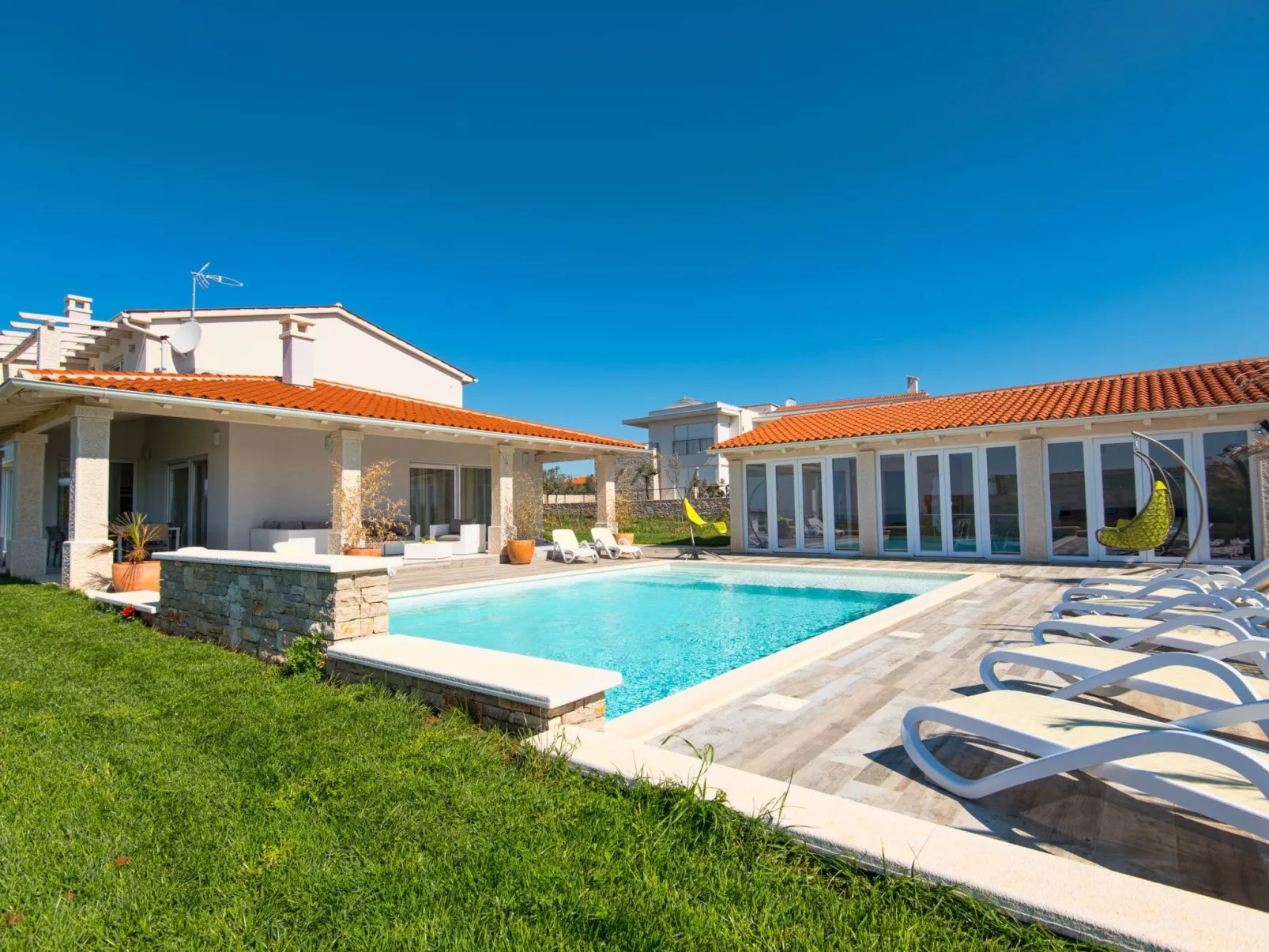 Elegante und komfortable Villa mit Salzwasserpool, Whirlpool und Sauna, umgeben-Outside