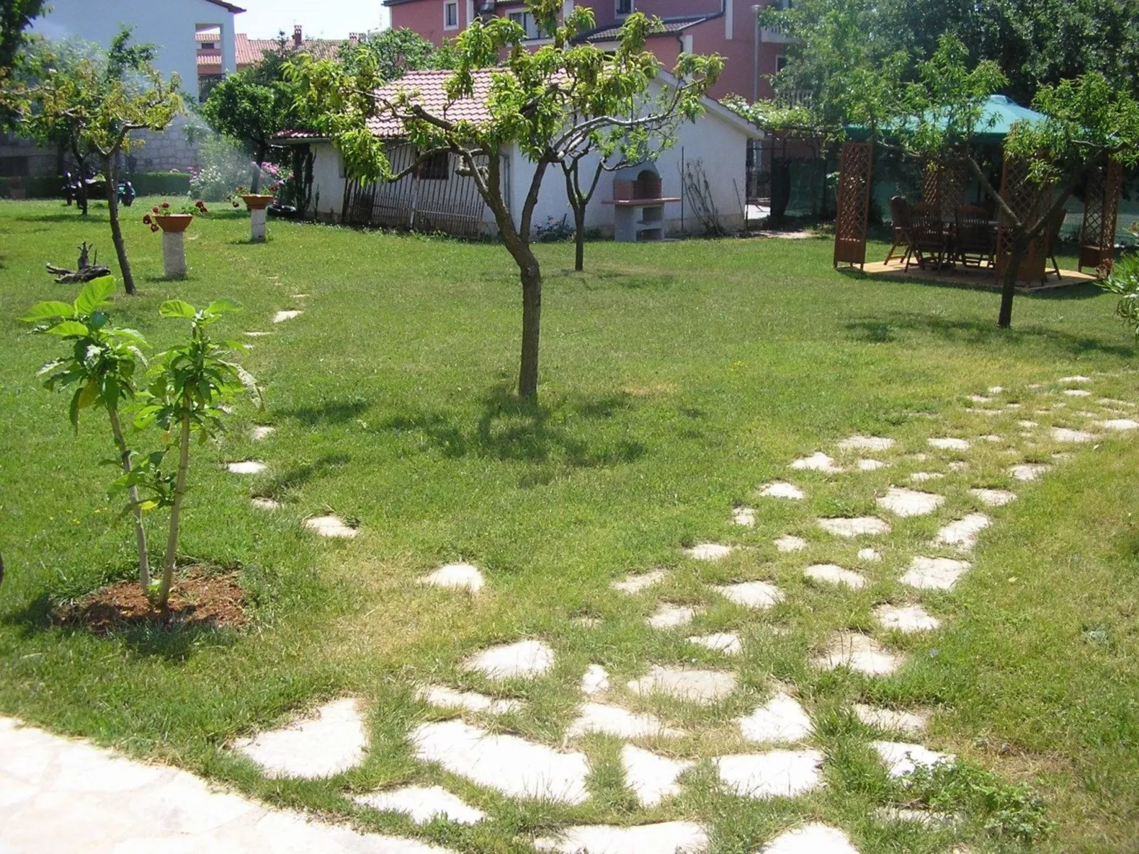 Villa Linet 4.-Draußen