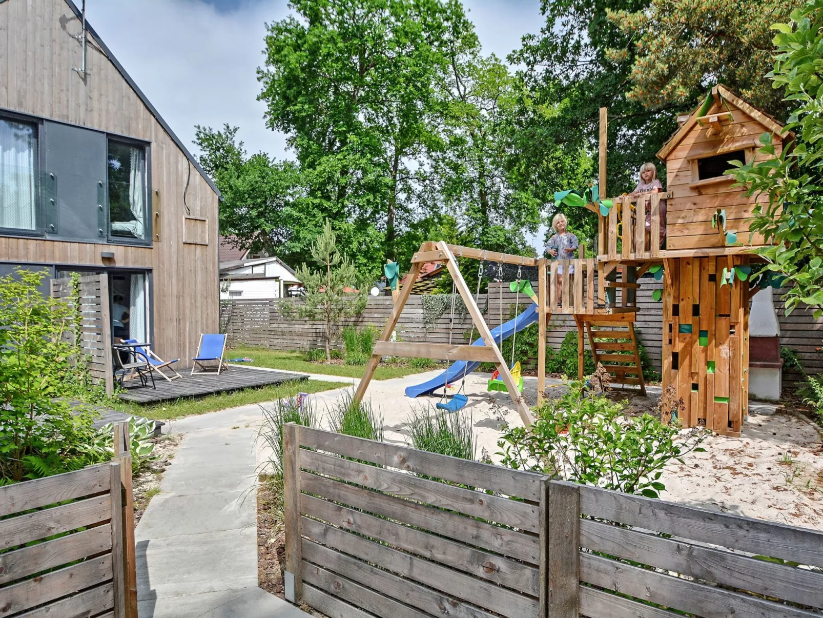 Mit privater Terrasse-Outside