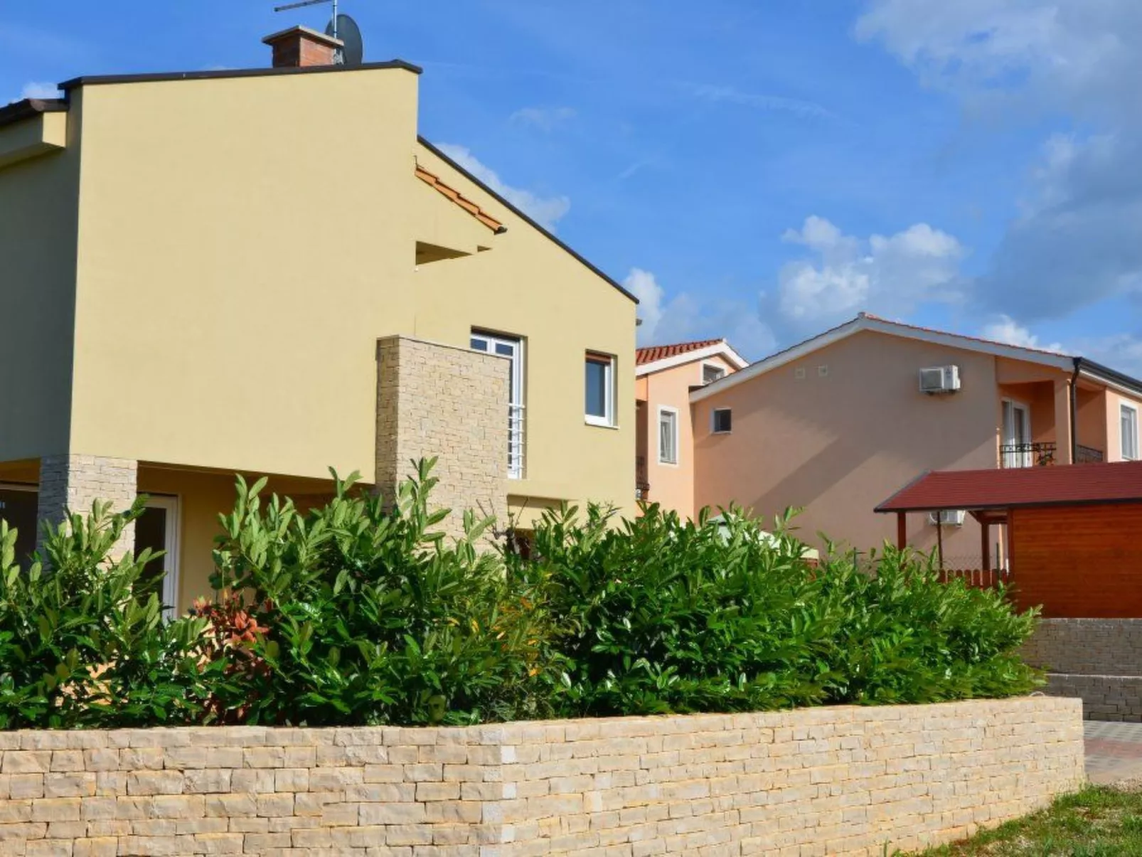 Mit Blick auf das Wasser-Dehors