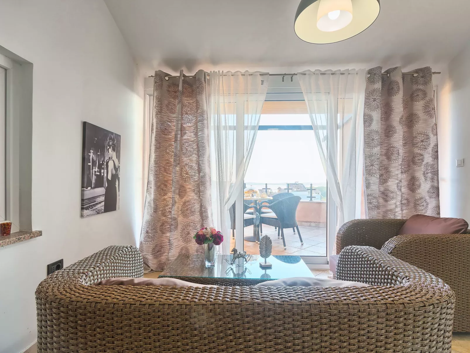 Geräumige Ferienwohnung für vier Personen mit Balkon und Meerblick-Image-tags.info