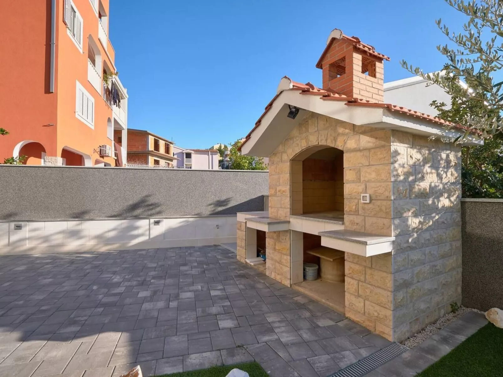 M Ganze Etage in einem geräumigen Haus mit Pool-Outside